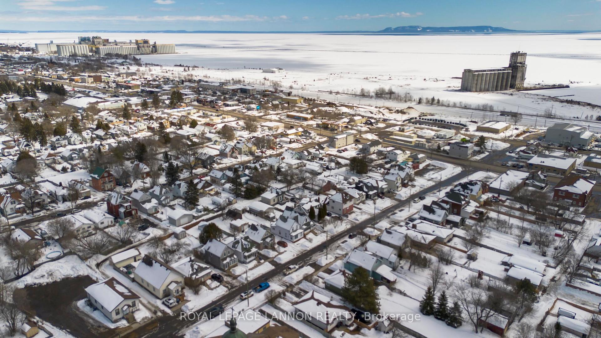Photo 3 of 244 Van Horne St., Thunder Bay, Court / Cumberland — HOMEH