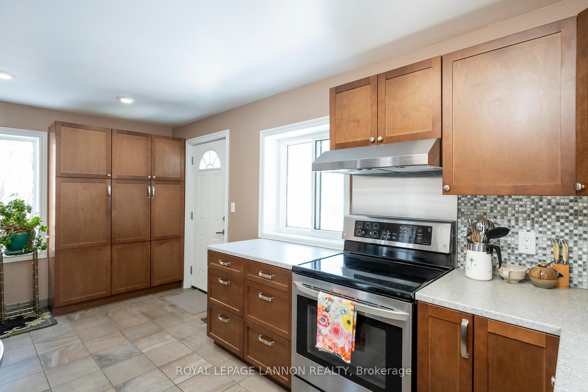 Photo 21 of 244 Van Horne St., Thunder Bay, Court / Cumberland — HOMEH