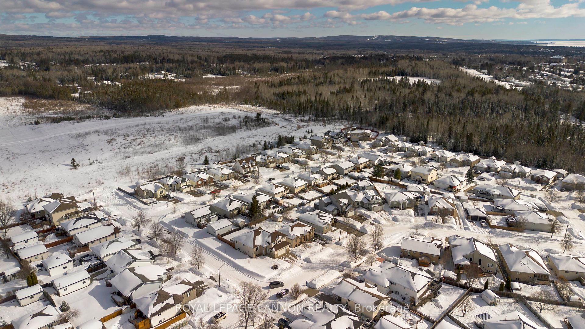 Photo 3 of 253 Newcastle Dr., Thunder Bay, John Street North — HOMEH