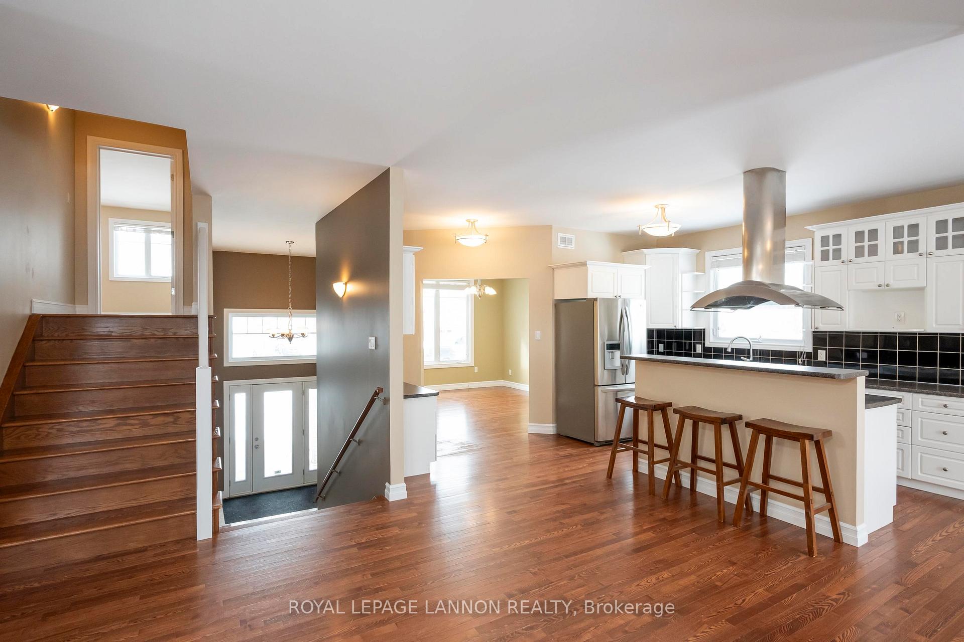 Photo 7 of 253 Newcastle Dr., Thunder Bay, John Street North — HOMEH