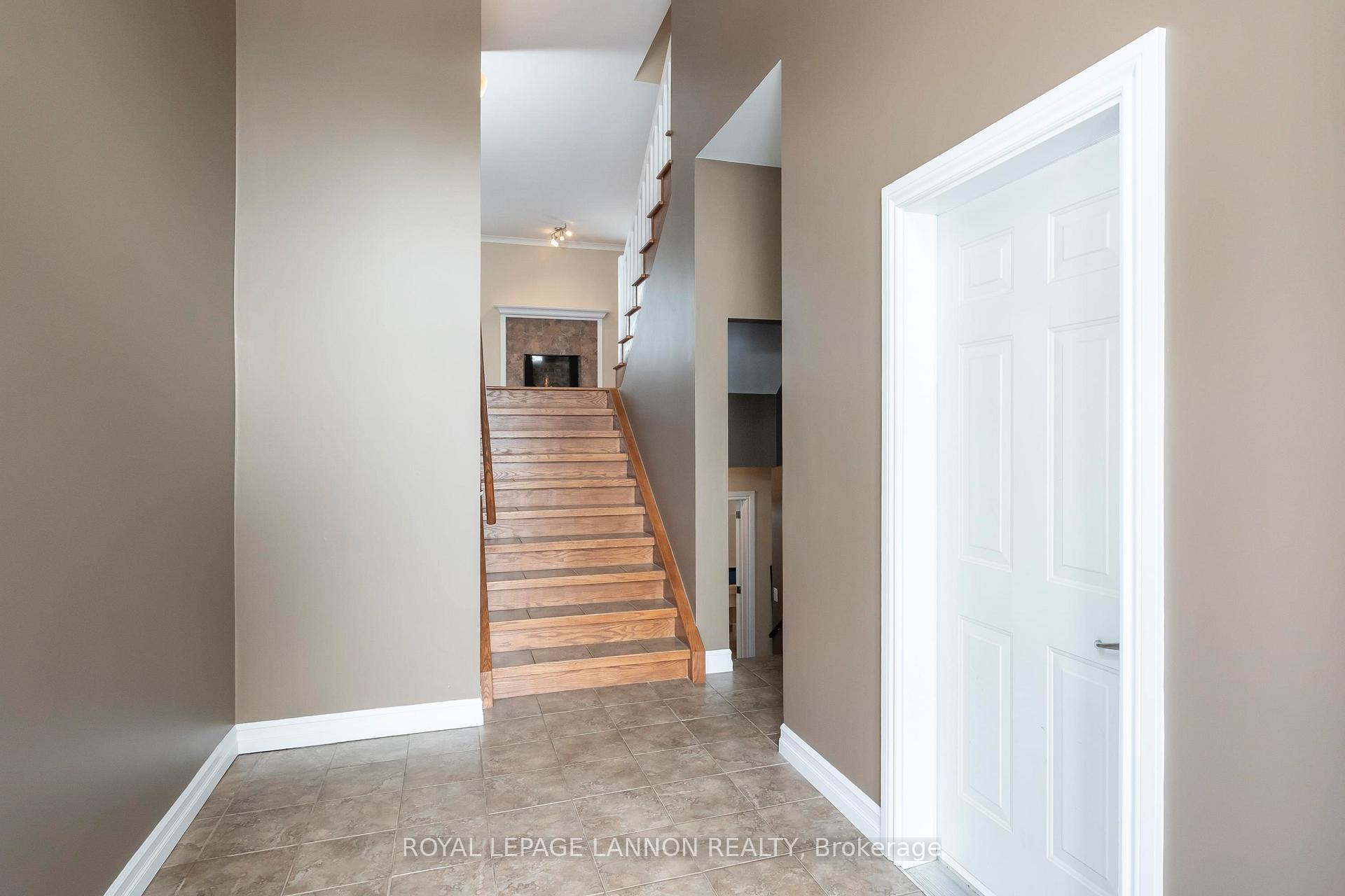 Photo 8 of 253 Newcastle Dr., Thunder Bay, John Street North — HOMEH