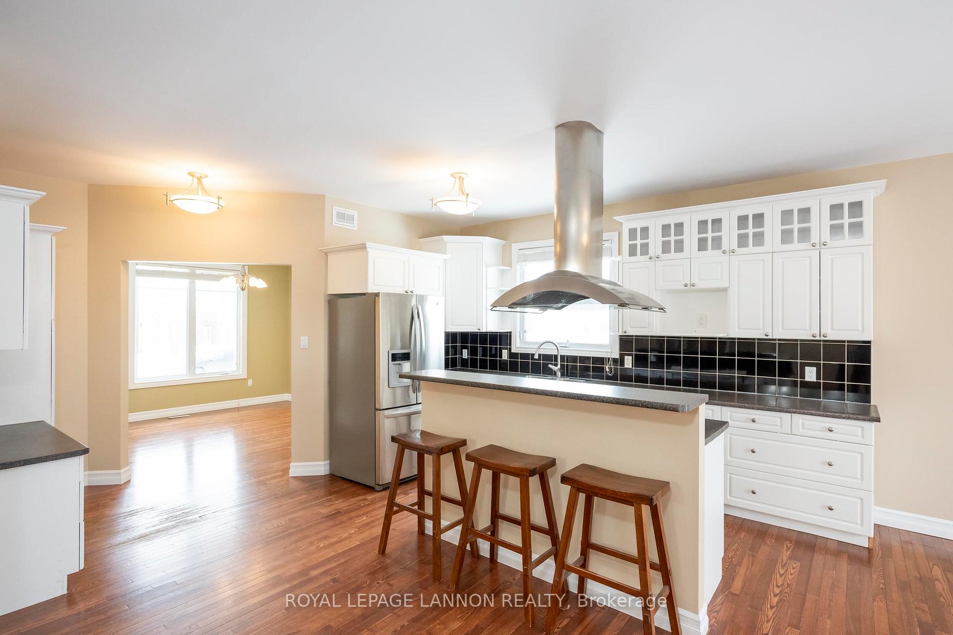 Photo 11 of 253 Newcastle Dr., Thunder Bay, John Street North — HOMEH