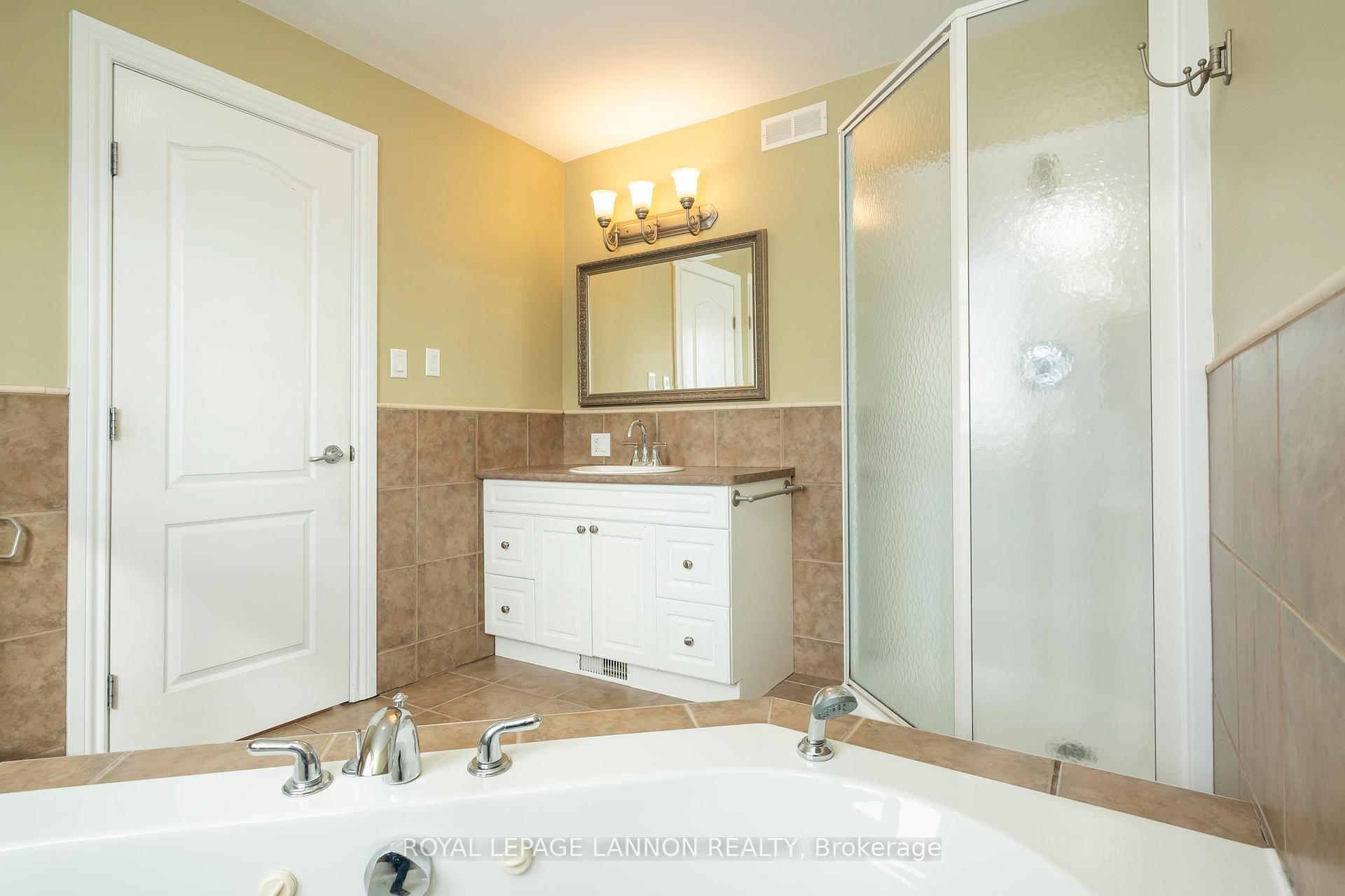 Photo 35 of 253 Newcastle Dr., Thunder Bay, John Street North — HOMEH