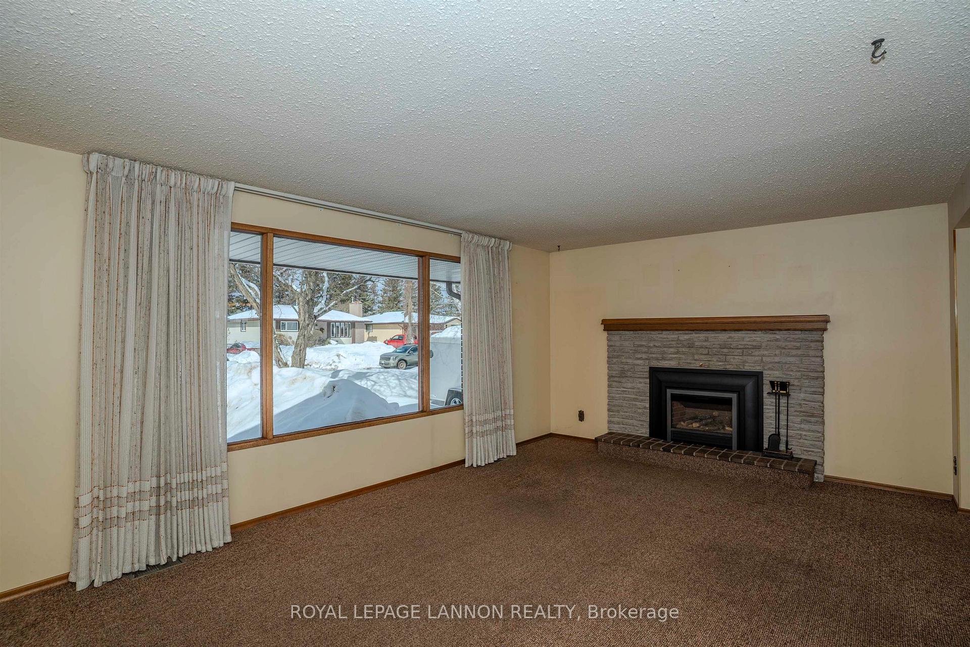 Photo 3 of 675 Thornloe Drive, Thunder Bay, Northwood Park — HOMEH