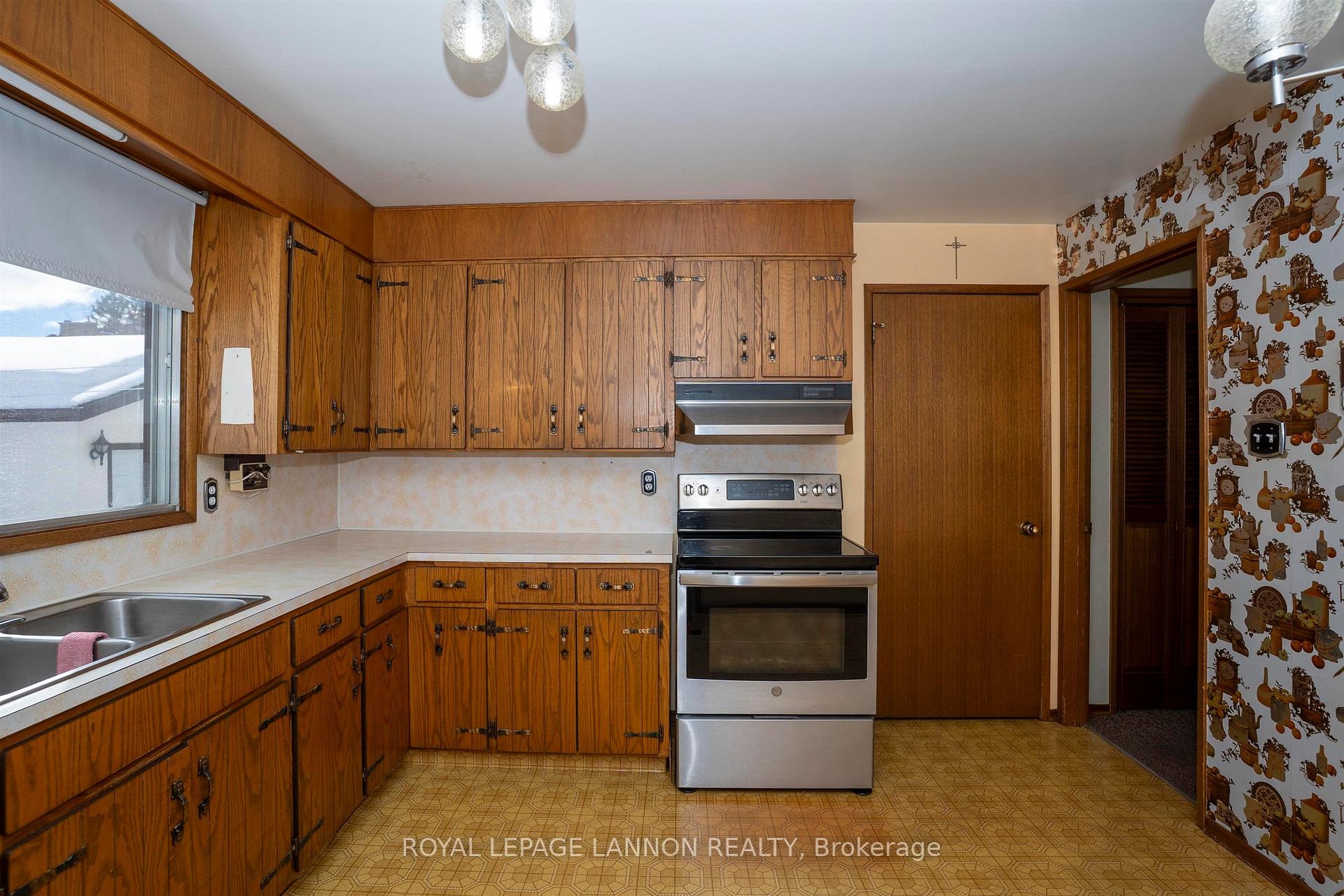 Photo 10 of 675 Thornloe Drive, Thunder Bay, Northwood Park — HOMEH