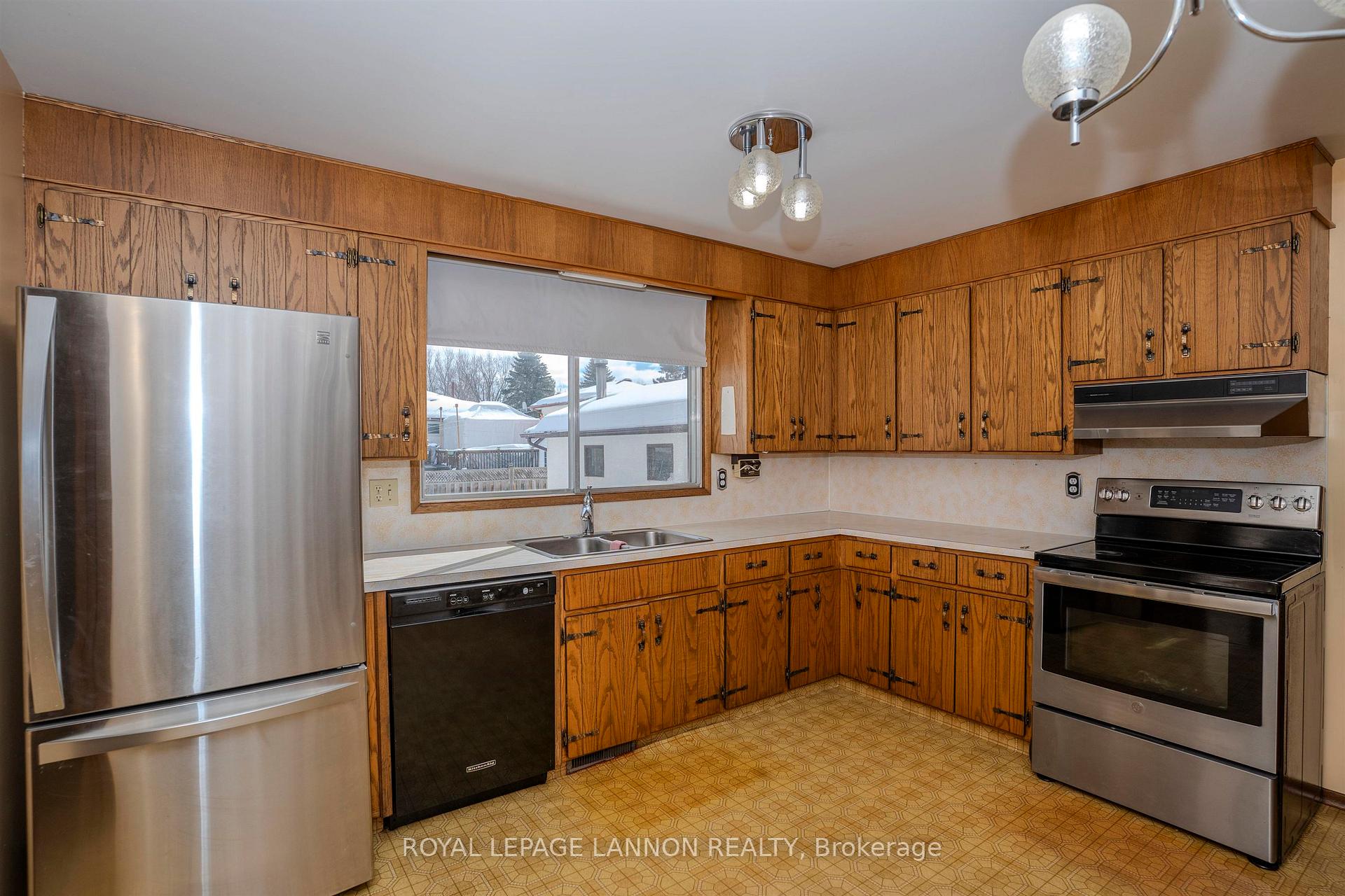 Photo 11 of 675 Thornloe Drive, Thunder Bay, Northwood Park — HOMEH