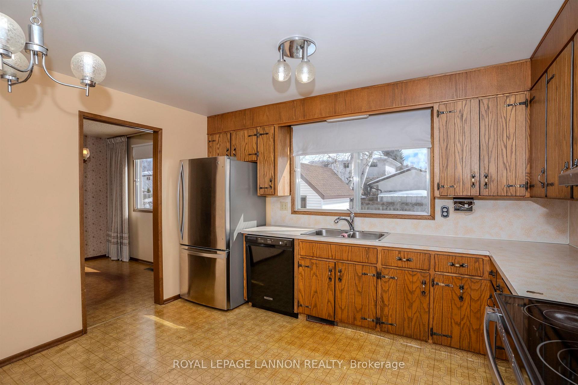 Photo 12 of 675 Thornloe Drive, Thunder Bay, Northwood Park — HOMEH