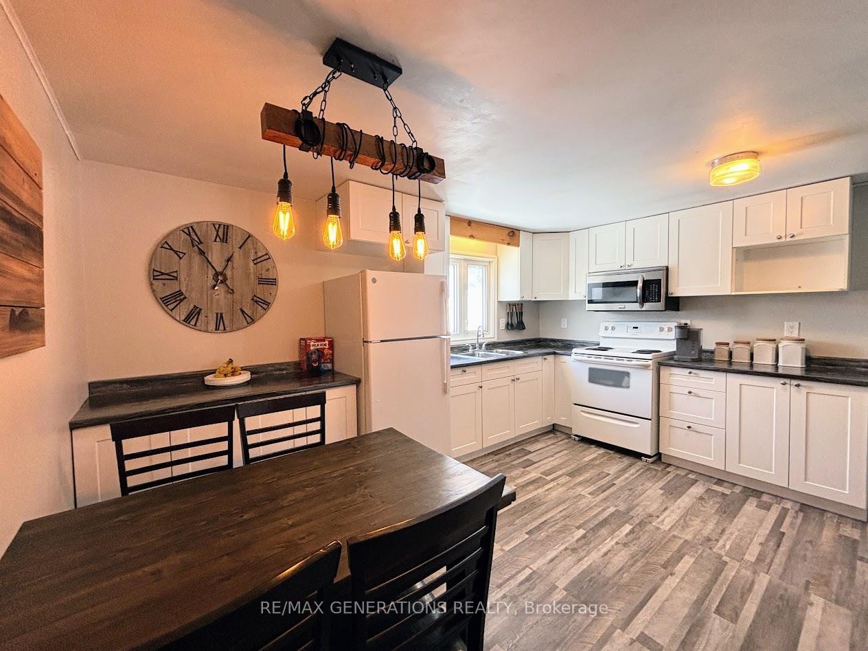 Photo 2 of 10 Jackson Crescent, Marathon — HOMEH