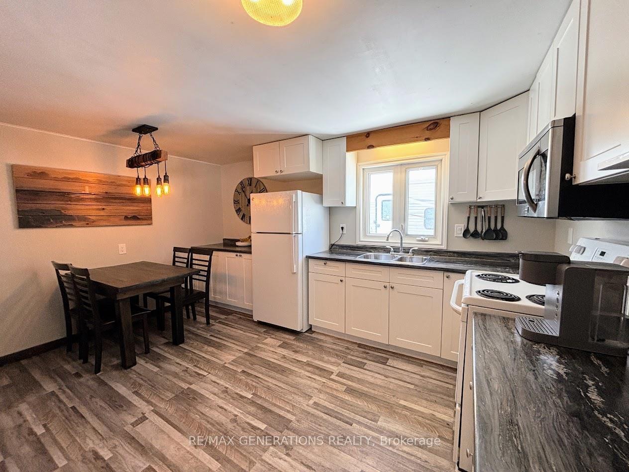 Photo 3 of 10 Jackson Crescent, Marathon — HOMEH