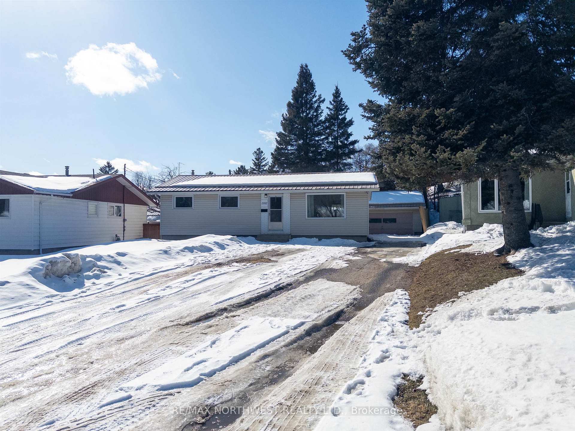Photo 1 of 1102 Minto Avenue, Kenora, Amethyst — HOMEH
