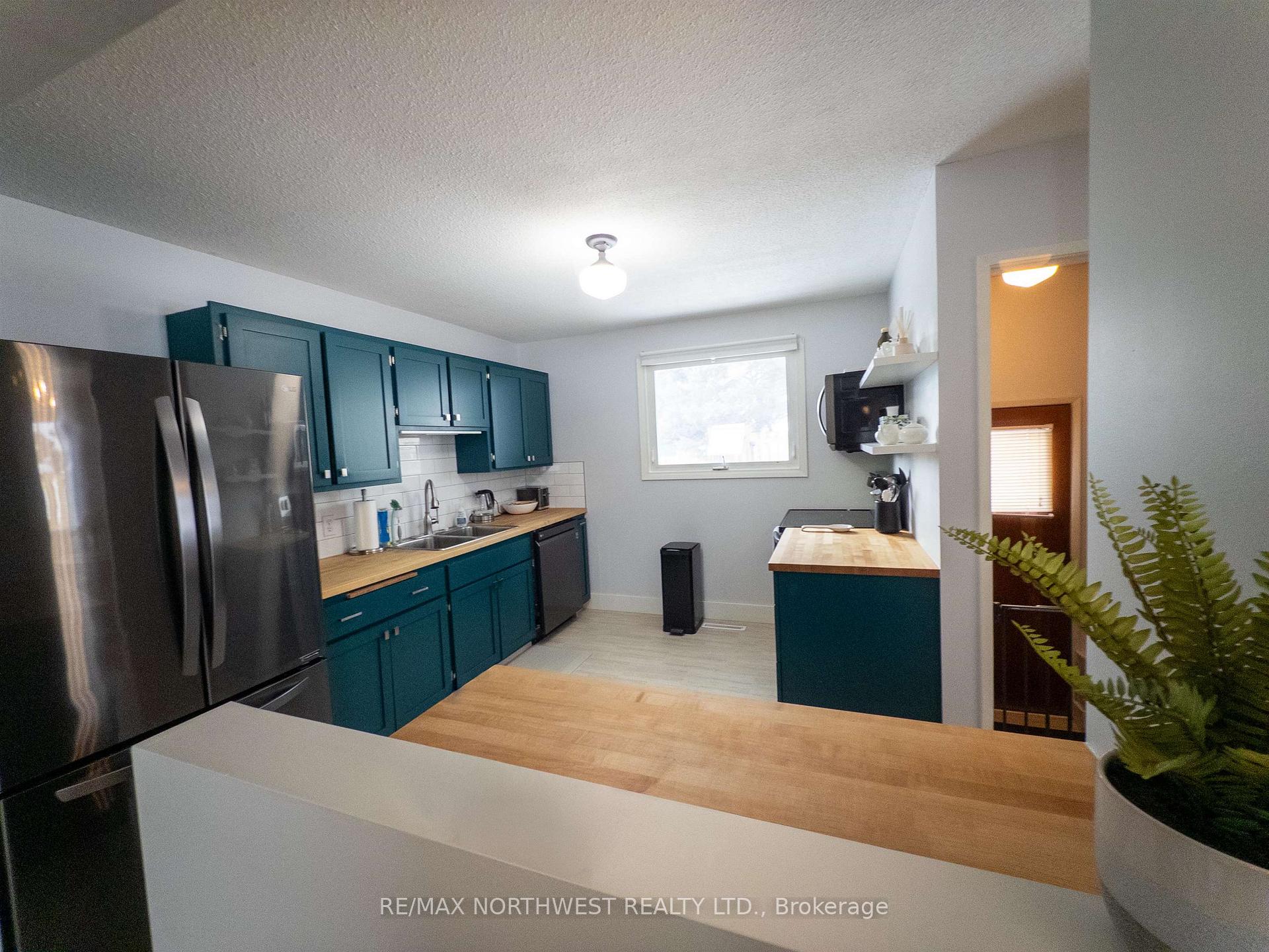 Photo 4 of 1102 Minto Avenue, Kenora, Amethyst — HOMEH