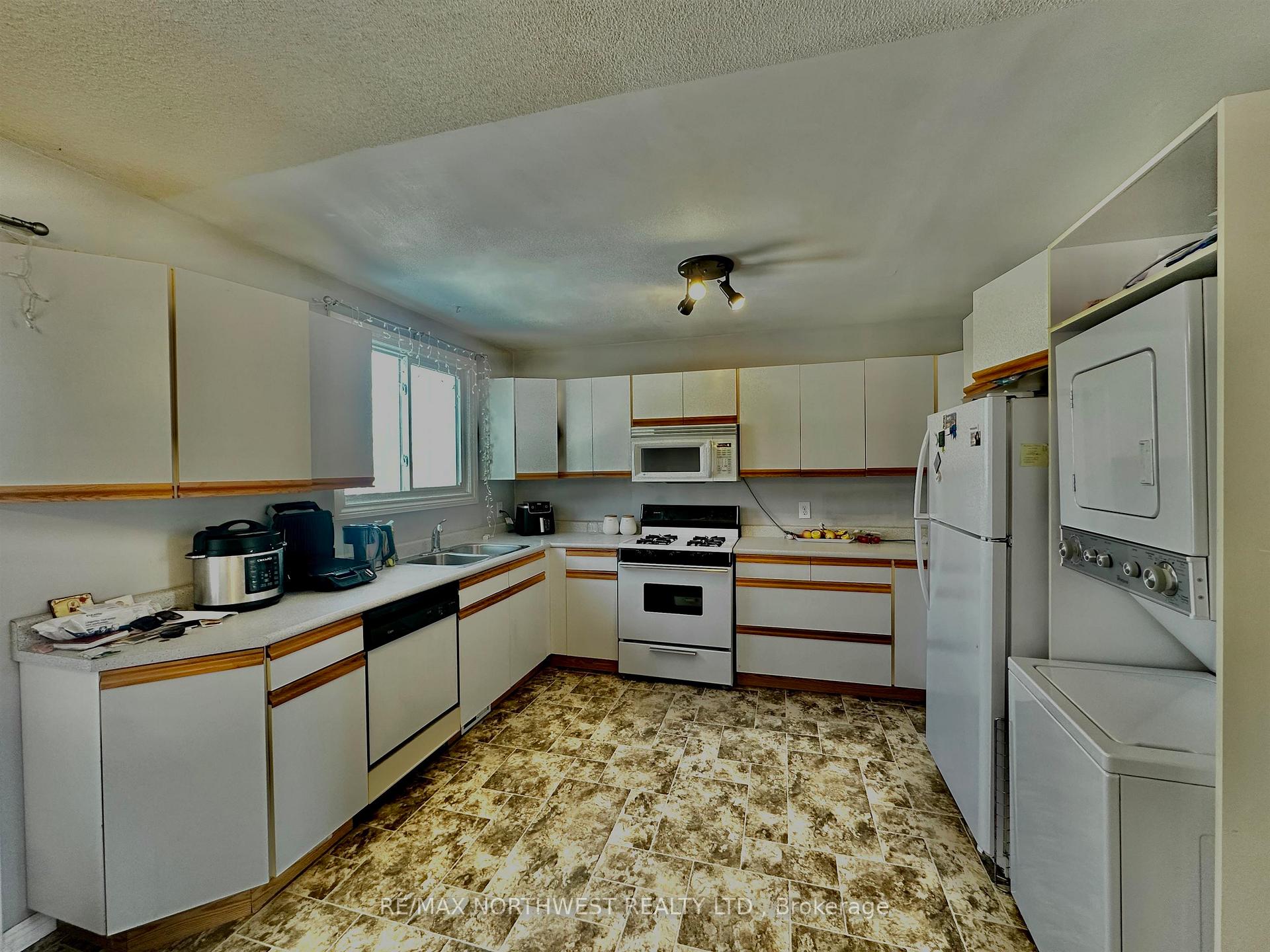 Photo 8 of 1032 Ninth Street N, Kenora, Evergreen — HOMEH