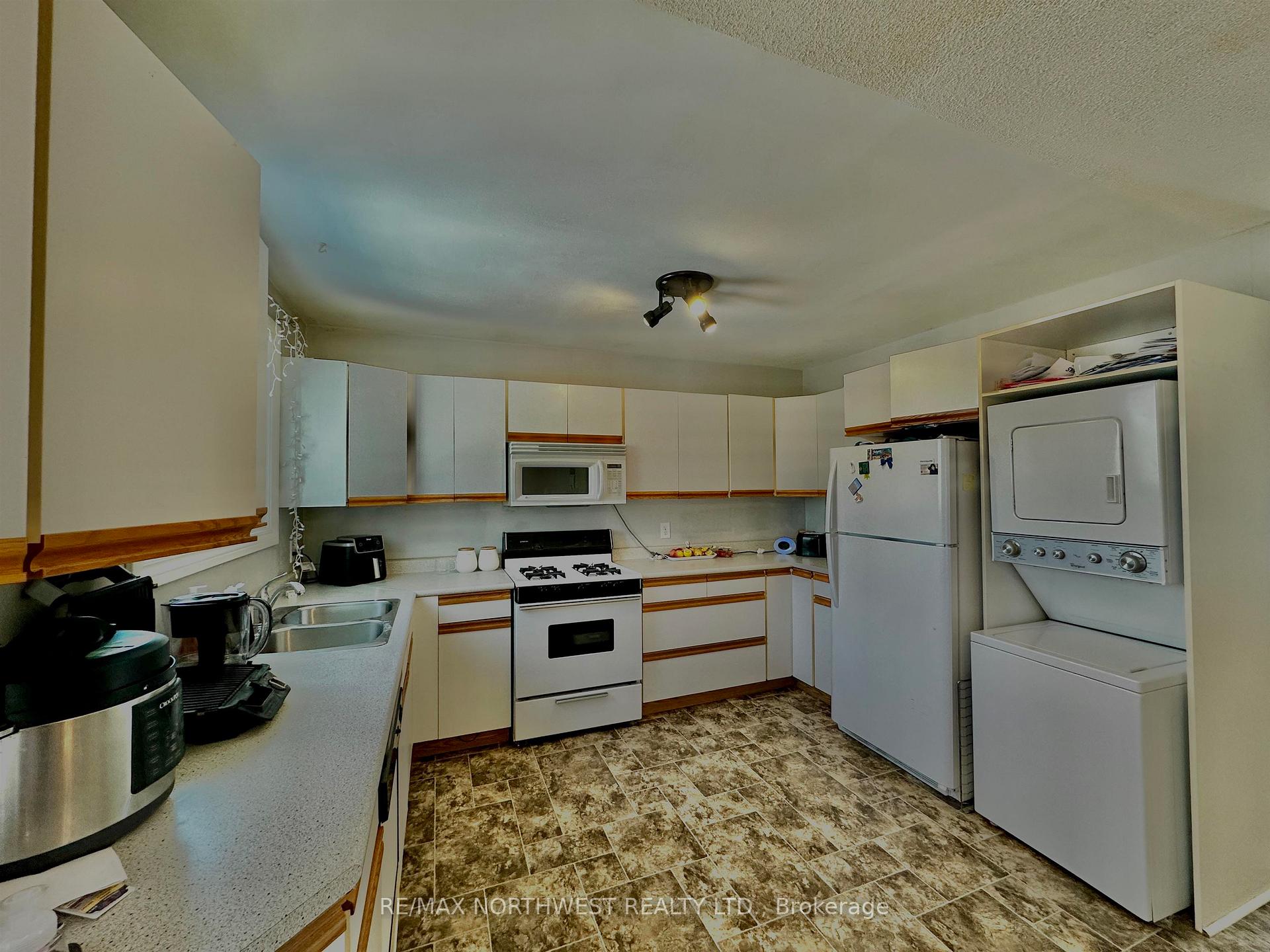 Photo 9 of 1032 Ninth Street N, Kenora, Evergreen — HOMEH