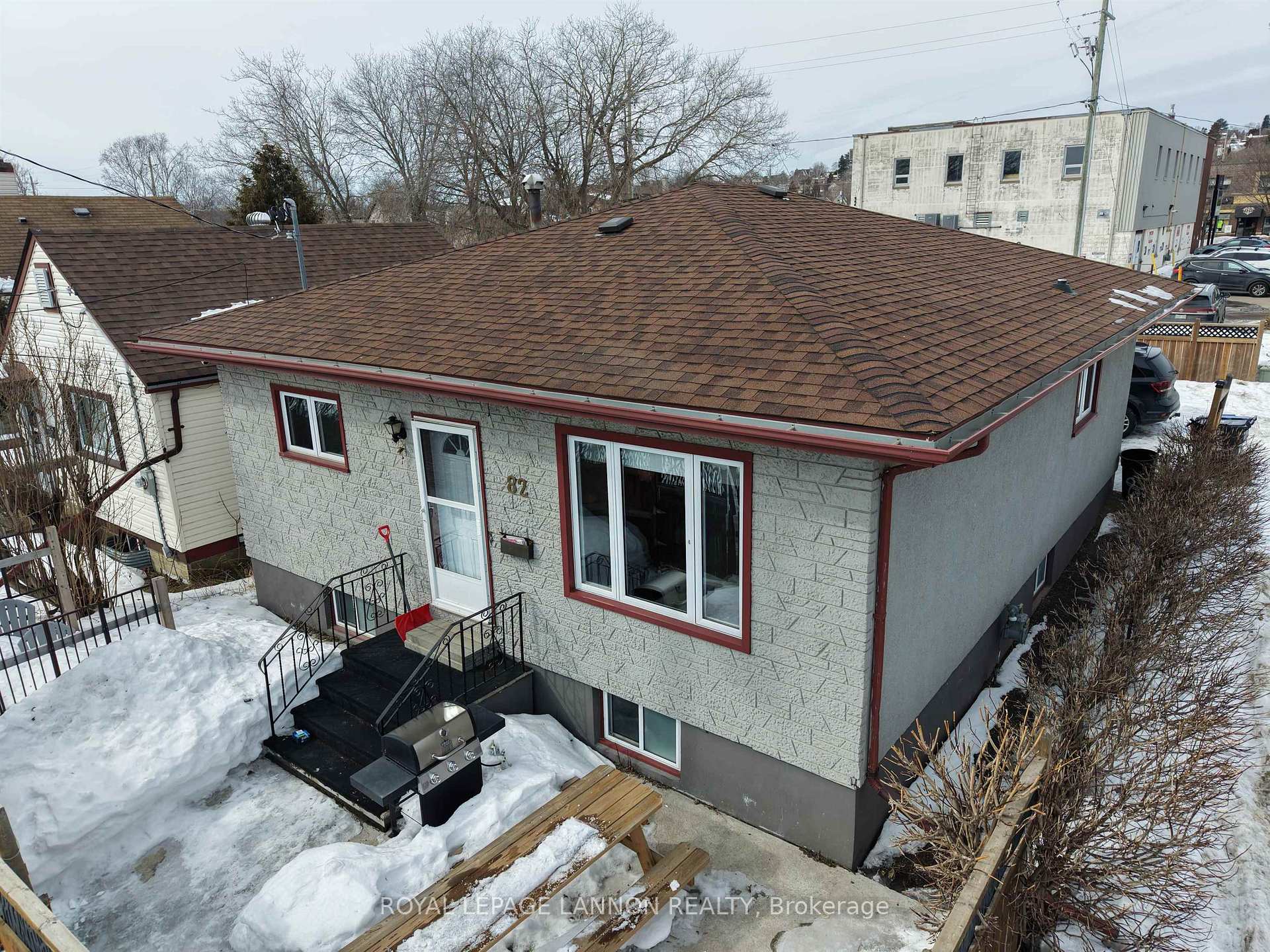 Photo 4 of 82 Machar Ave., Thunder Bay, Court / Cumberland — HOMEH