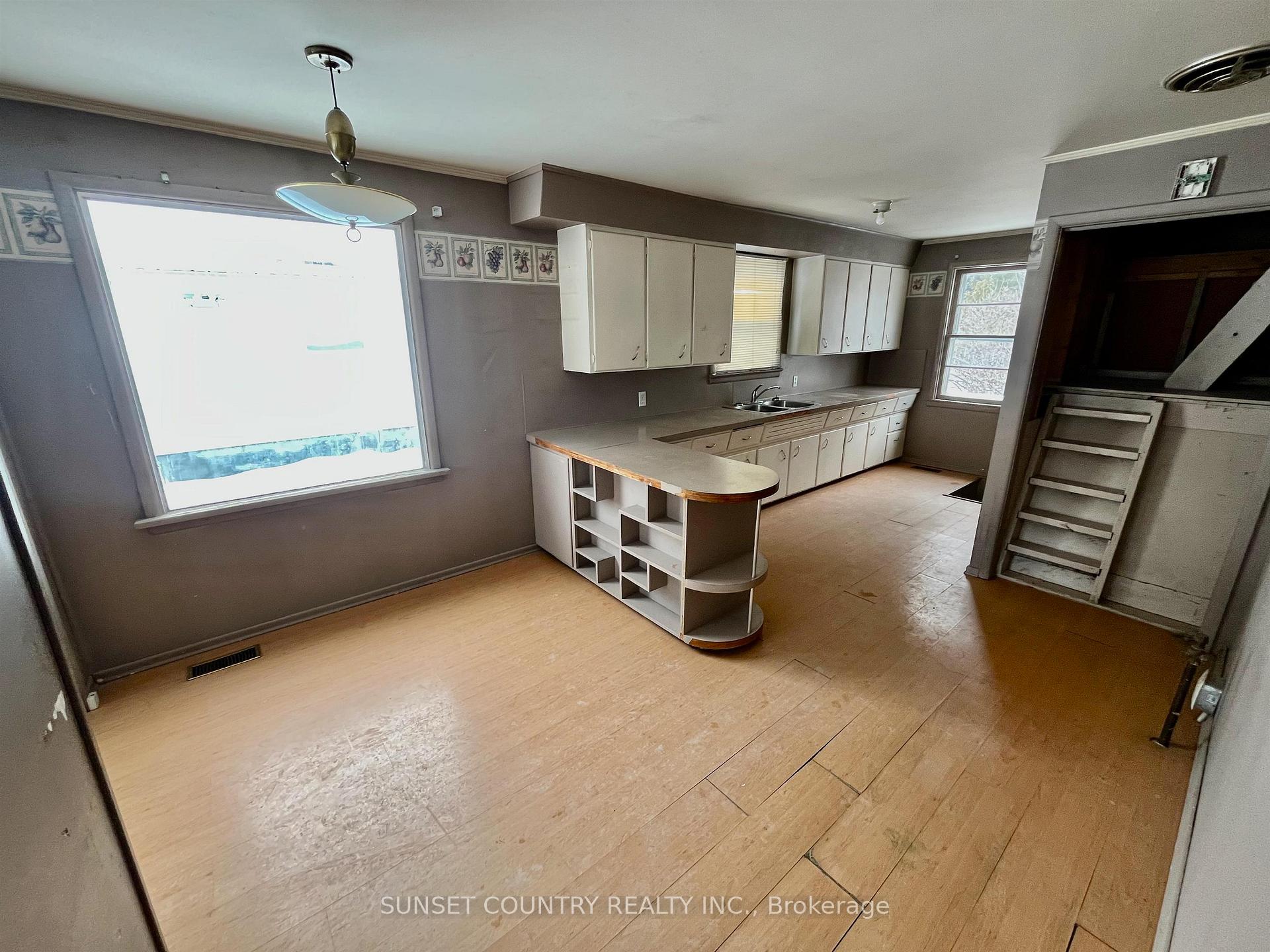 Photo 5 of 34 Machin Avenue, Dryden, Downtown — HOMEH