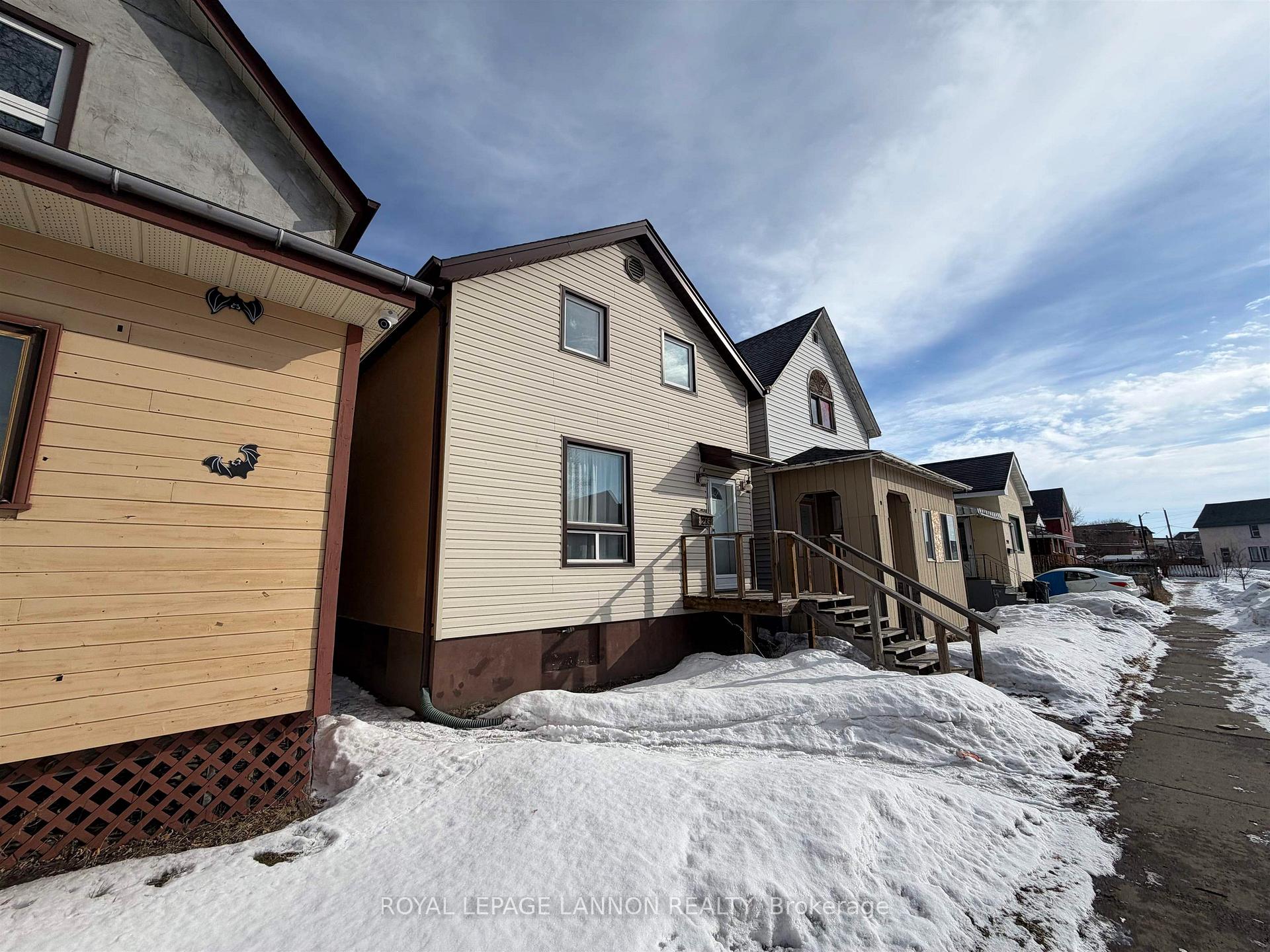 Photo 2 of 213 Cumming Street, Thunder Bay, East End — HOMEH