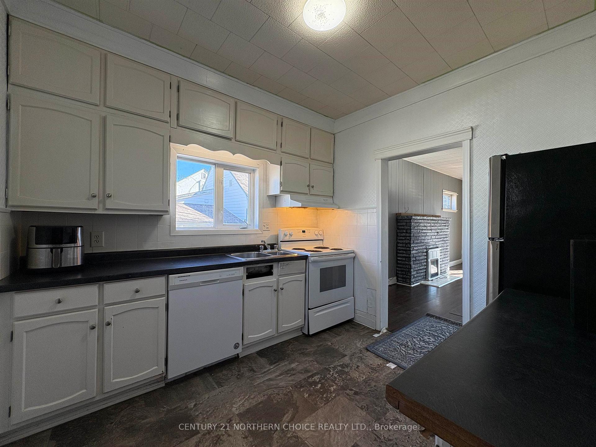 Photo 8 of 605 Crowe Avenue, Fort Frances — HOMEH