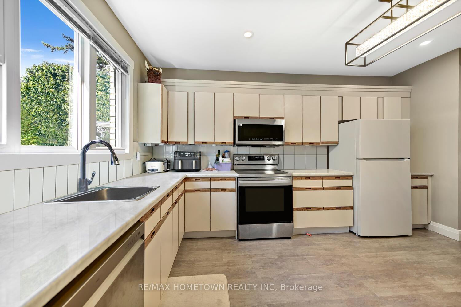 Photo 42 of 6 Maplewood Circle, Brockville, Brockville — HOMEH