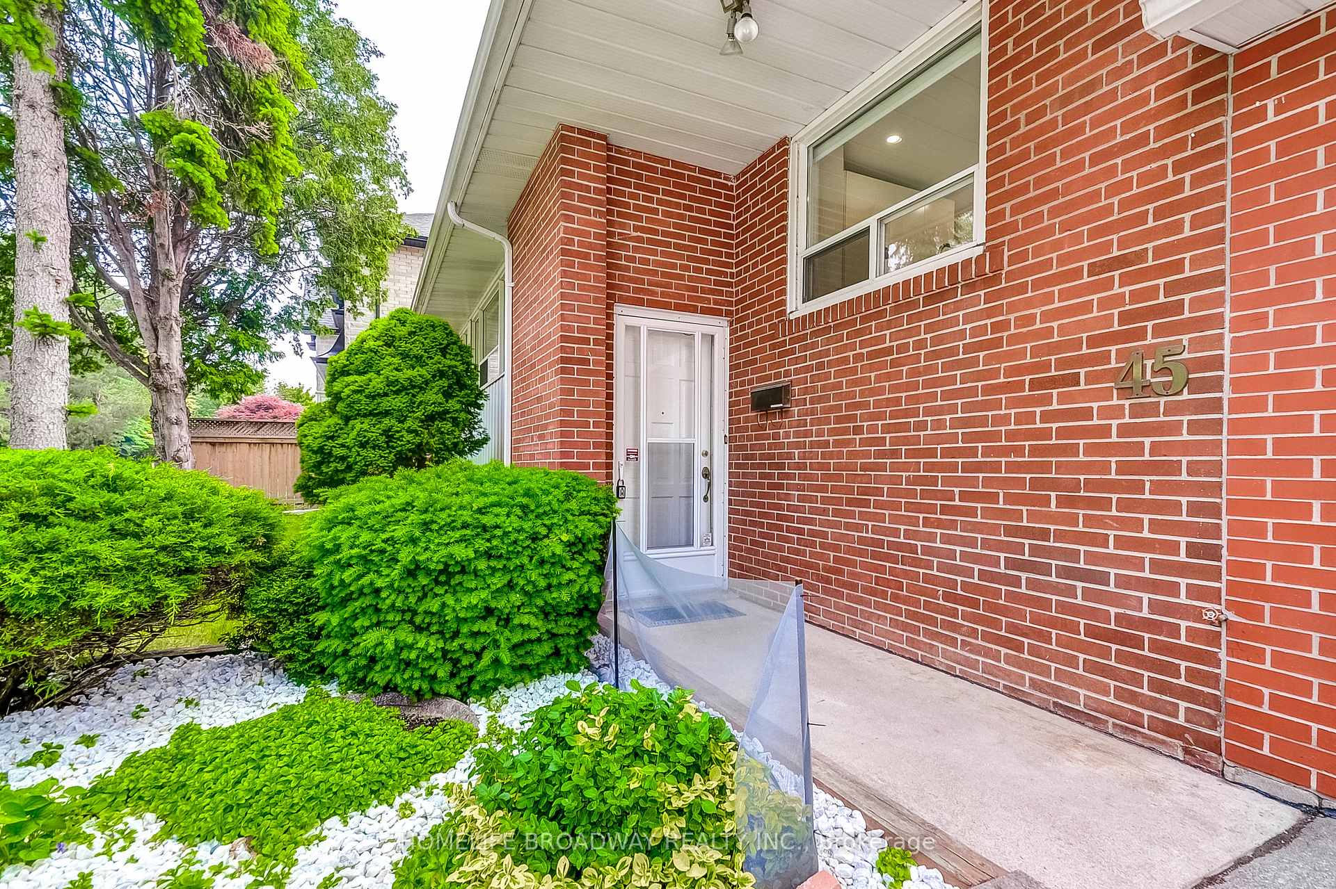 Photo 5 of 45 Hurlingham Crescent, North York, Banbury-Don Mills — HOMEH