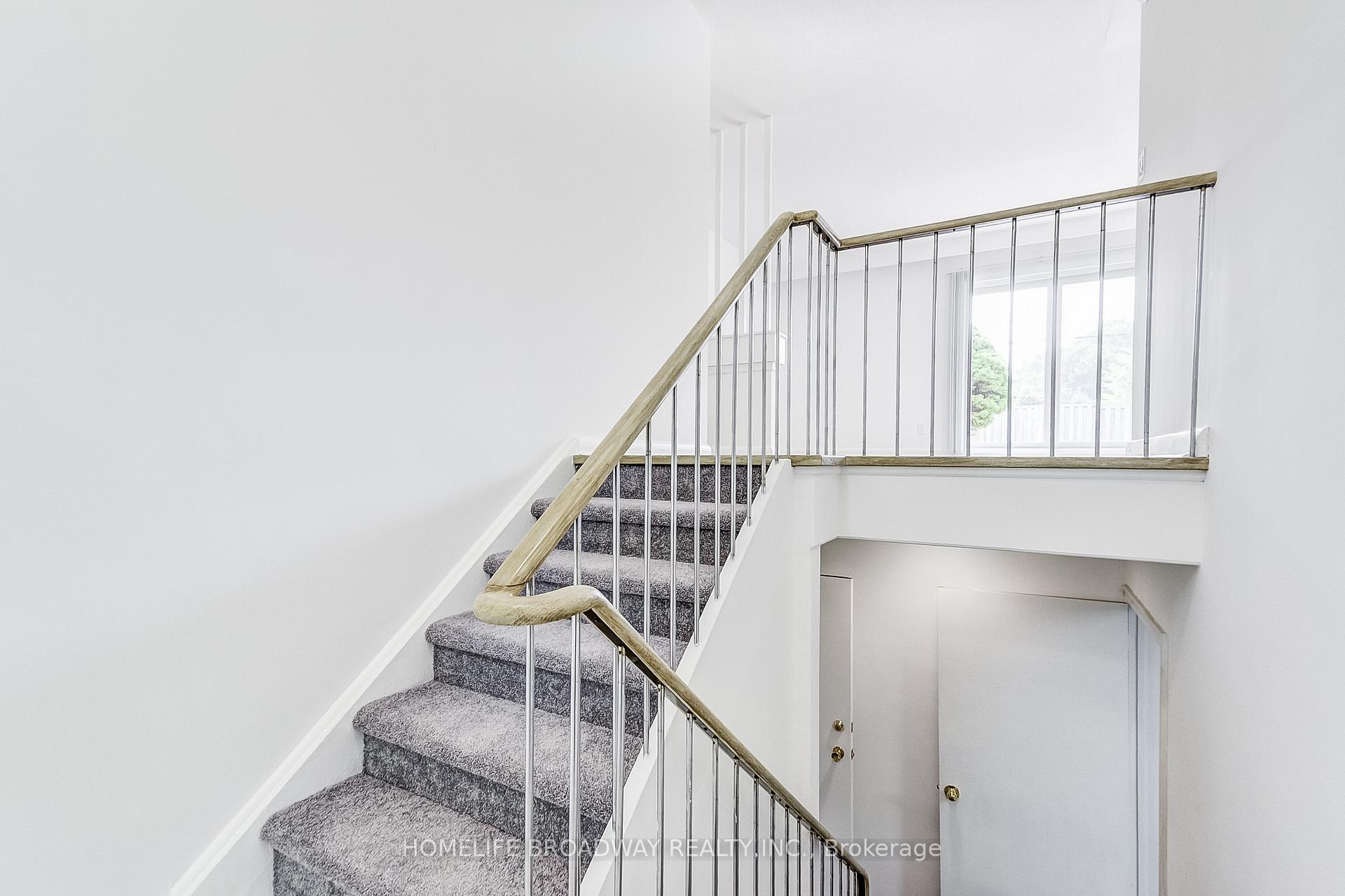 Photo 7 of 45 Hurlingham Crescent, North York, Banbury-Don Mills — HOMEH