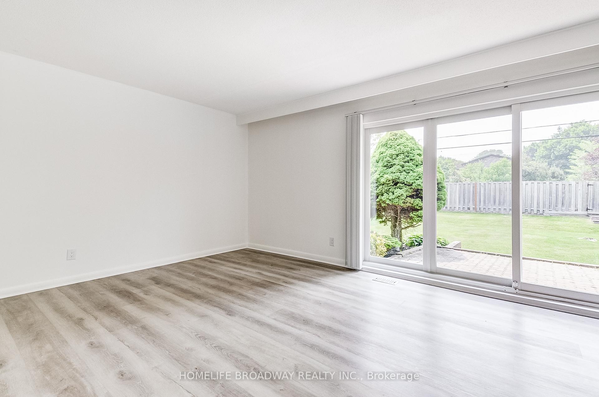 Photo 9 of 45 Hurlingham Crescent, North York, Banbury-Don Mills — HOMEH