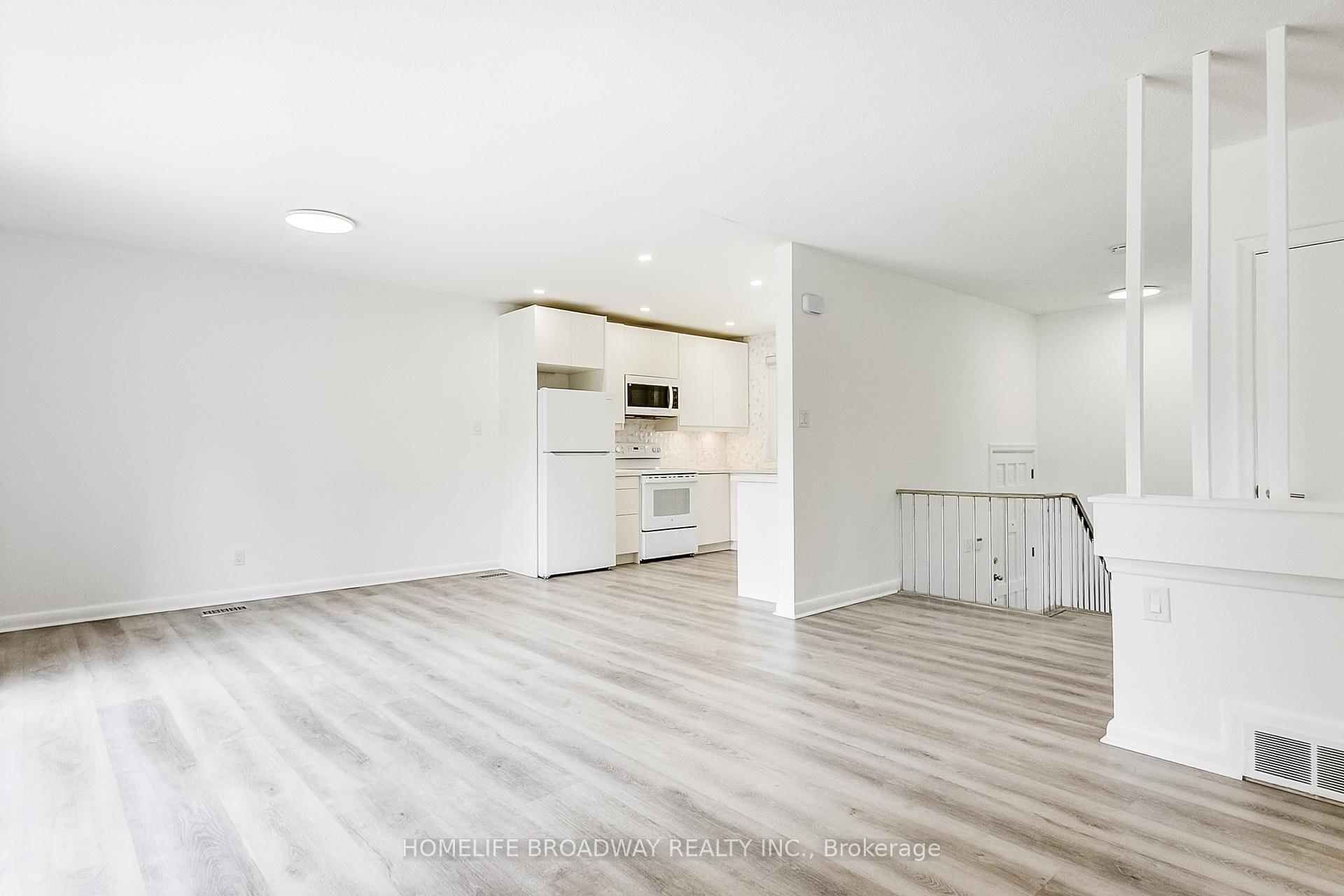 Photo 10 of 45 Hurlingham Crescent, North York, Banbury-Don Mills — HOMEH