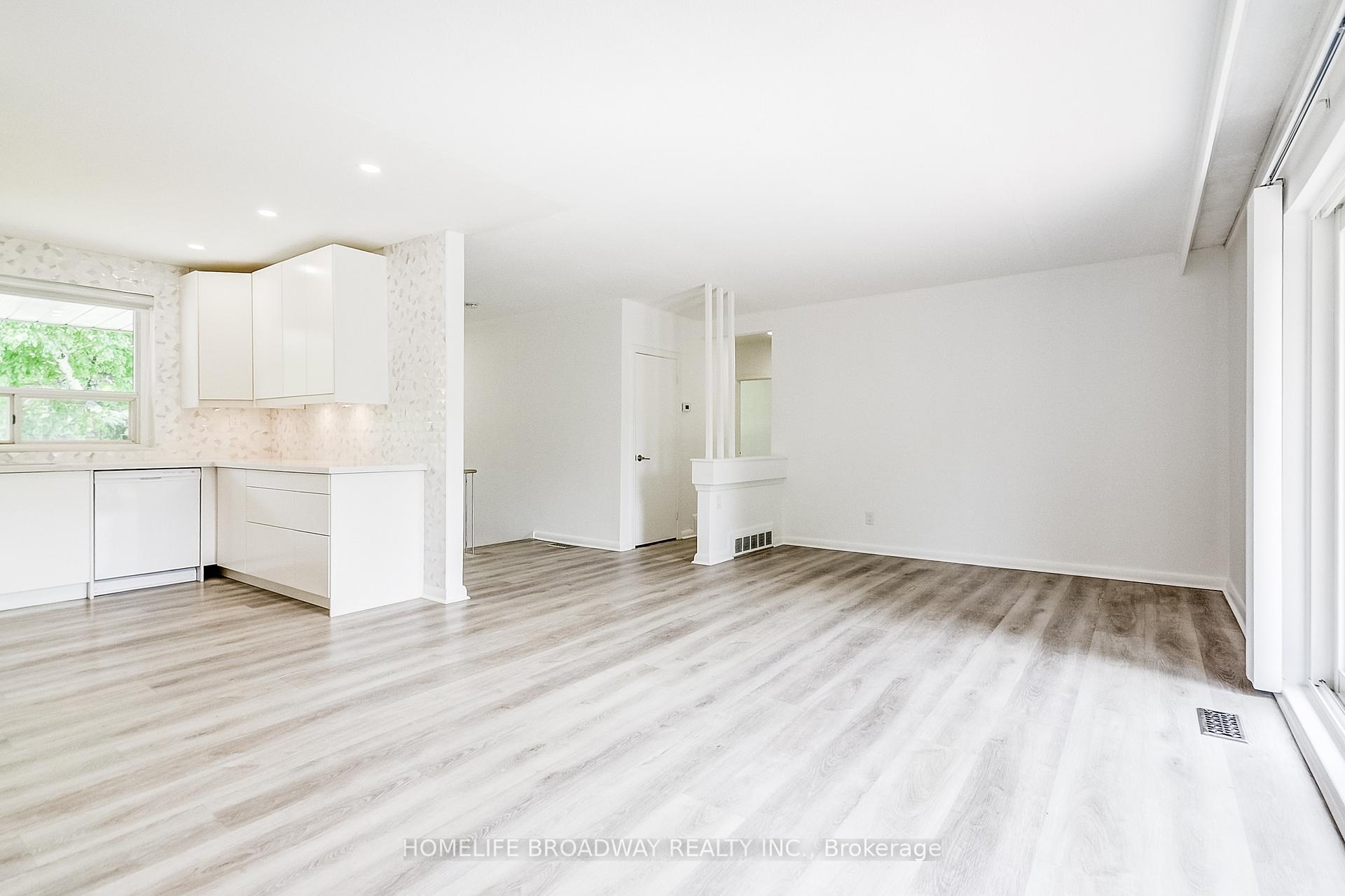Photo 11 of 45 Hurlingham Crescent, North York, Banbury-Don Mills — HOMEH