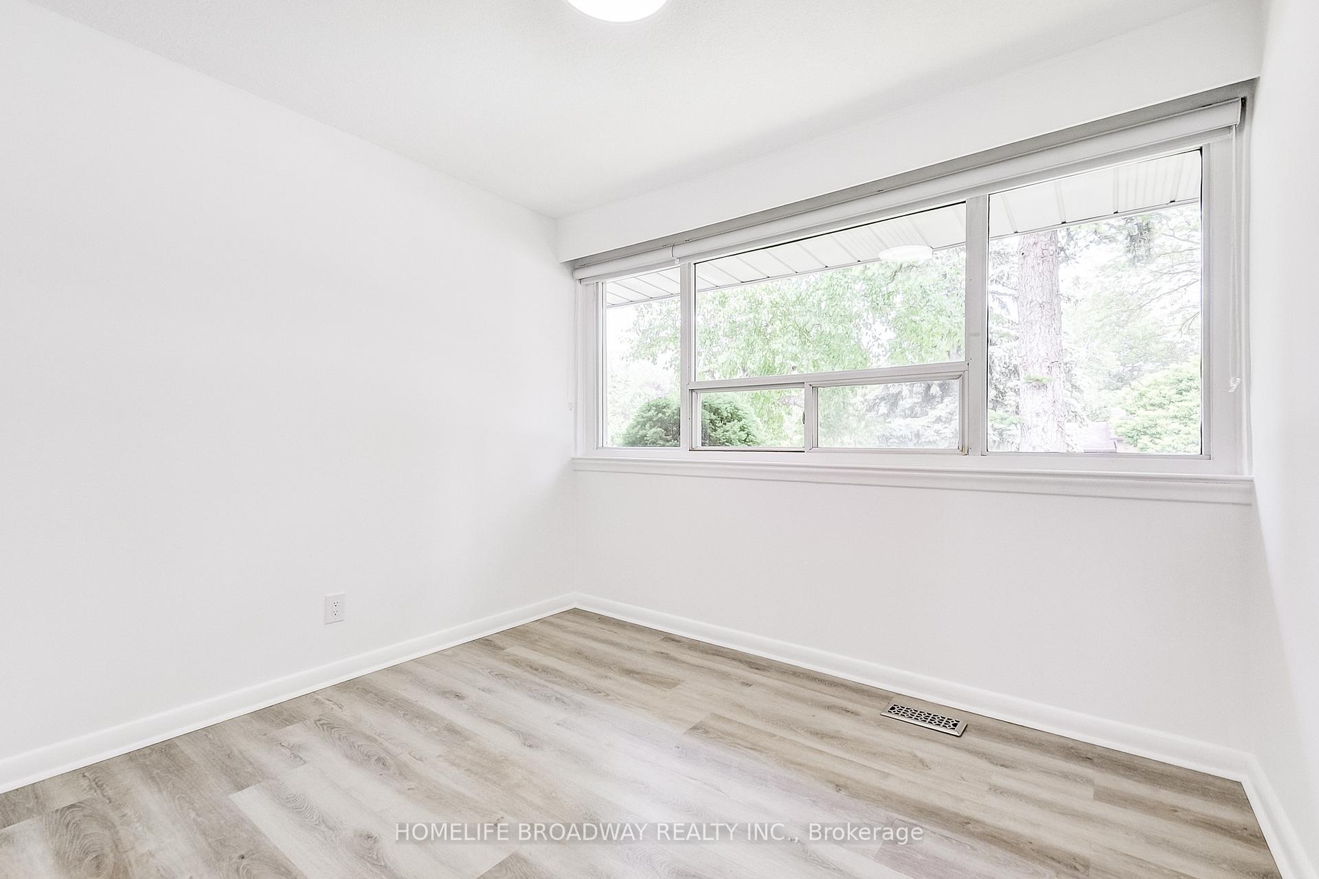 Photo 17 of 45 Hurlingham Crescent, North York, Banbury-Don Mills — HOMEH