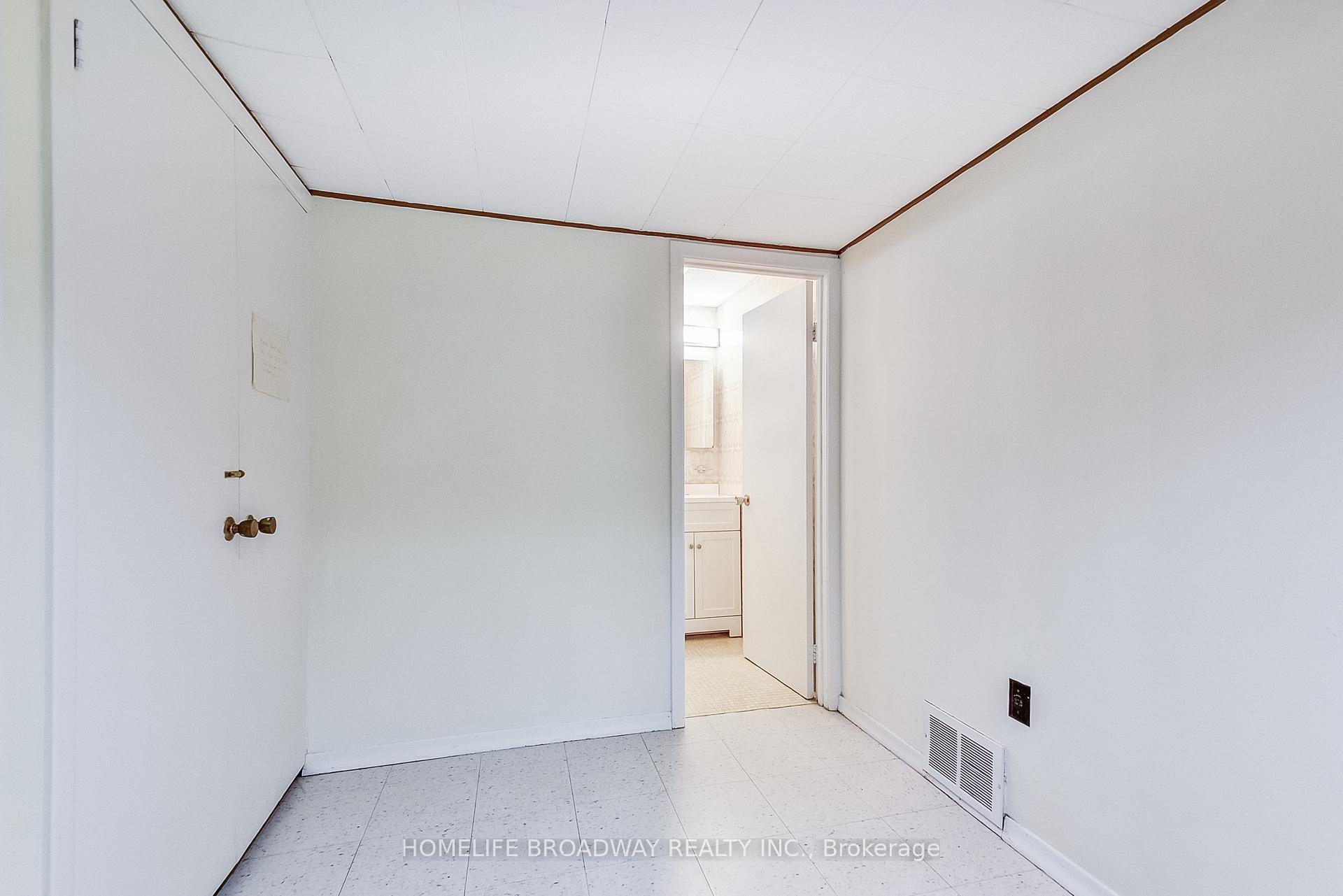 Photo 25 of 45 Hurlingham Crescent, North York, Banbury-Don Mills — HOMEH