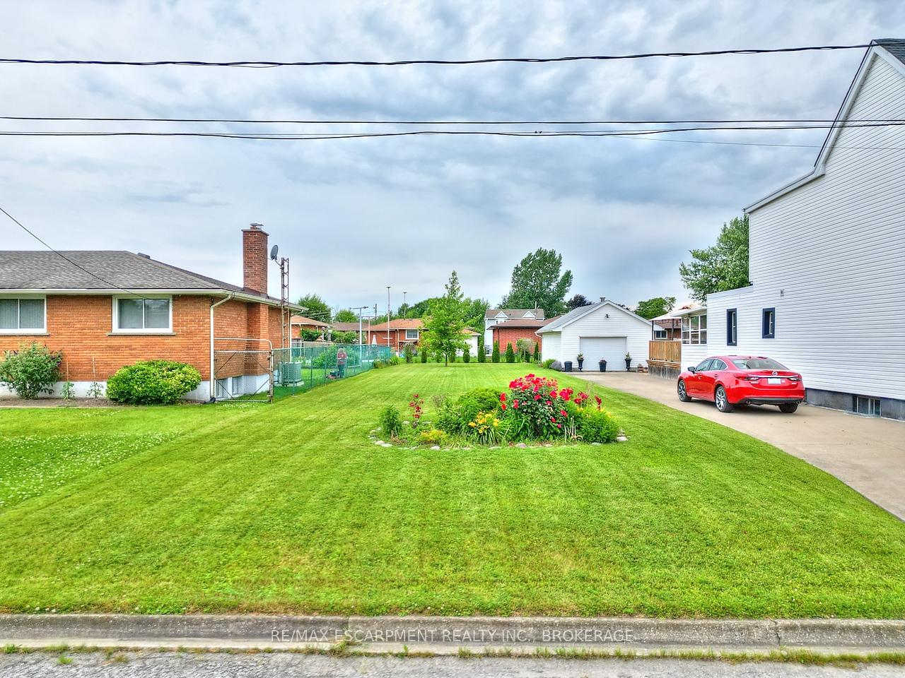 Photo 4 of 314 Marshall Avenue, Welland, Broadway — HOMEH
