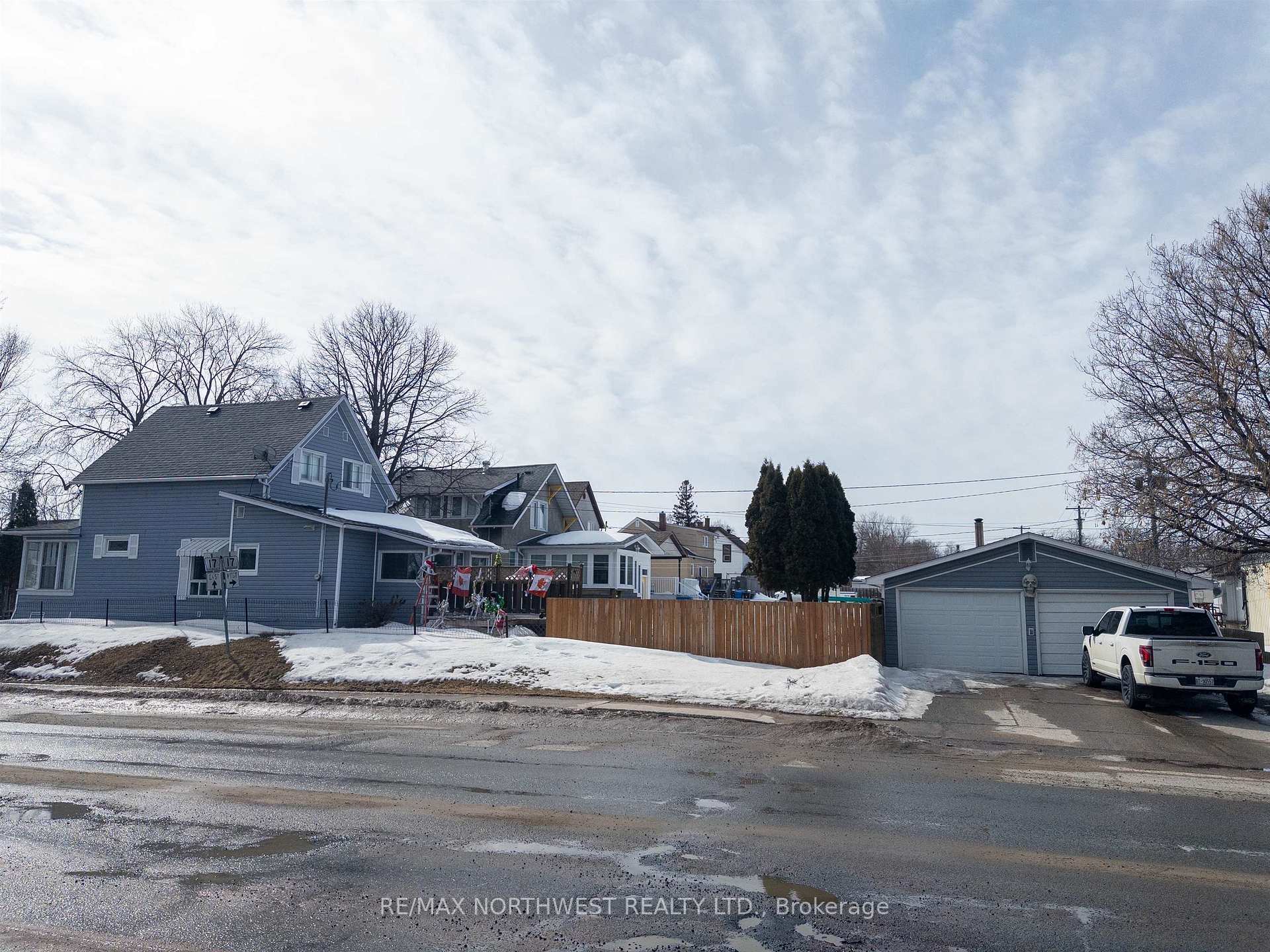 Photo 40 of 734 Second Street South, Kenora, Central — HOMEH