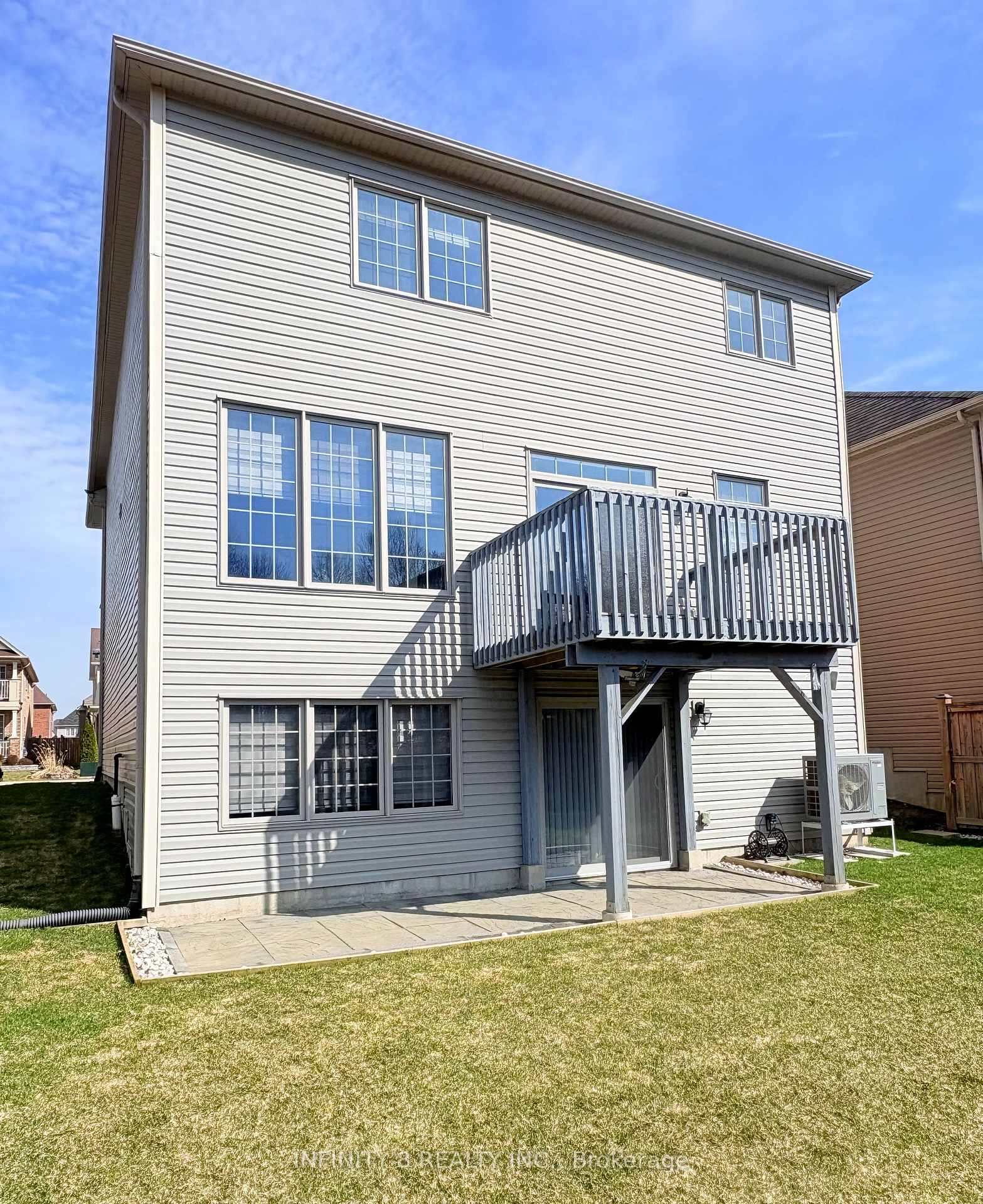 Photo 2 of 8641 Dogwood Crescent, Niagara Falls, Brown — HOMEH
