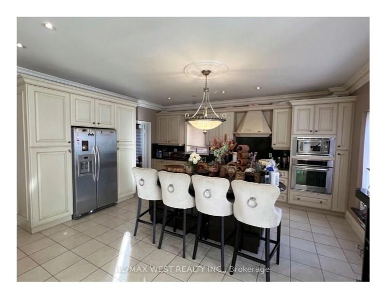 Photo 2 of 64 Kingmount Crescent, Richmond Hill, Bayview Hill — HOMEH