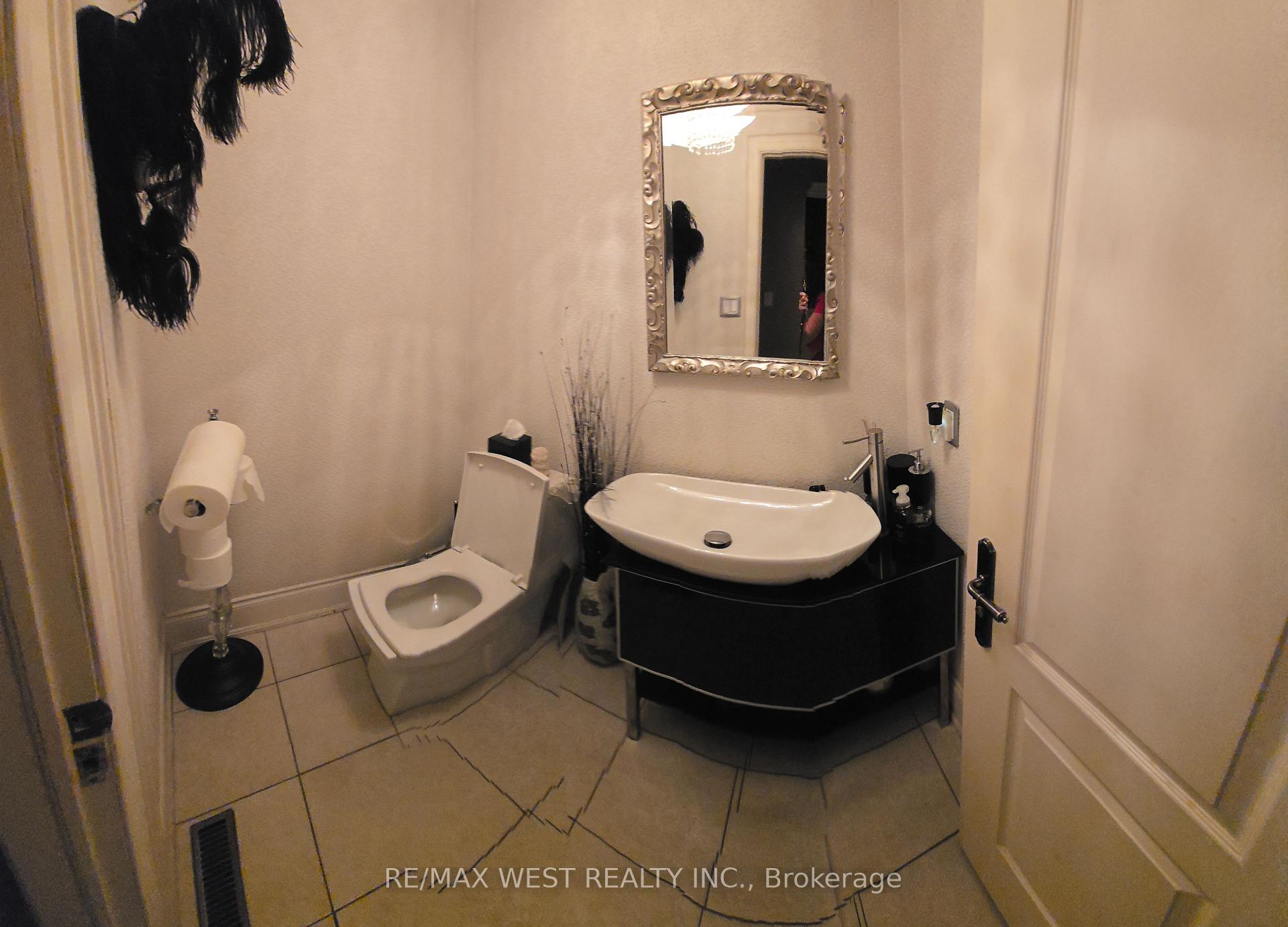 Photo 3 of 64 Kingmount Crescent, Richmond Hill, Bayview Hill — HOMEH