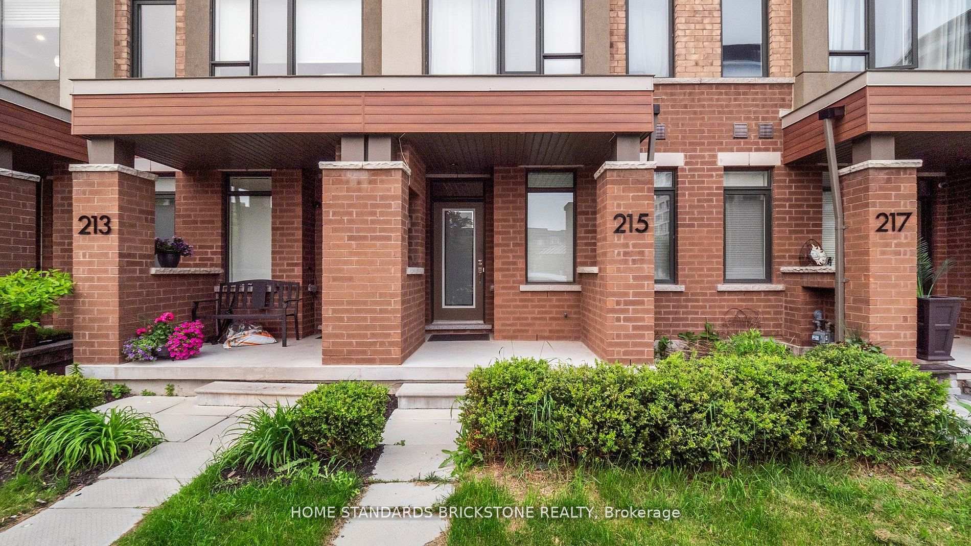 Photo 3 of 215 Salterton Circle, Vaughan, Rural Vaughan — HOMEH