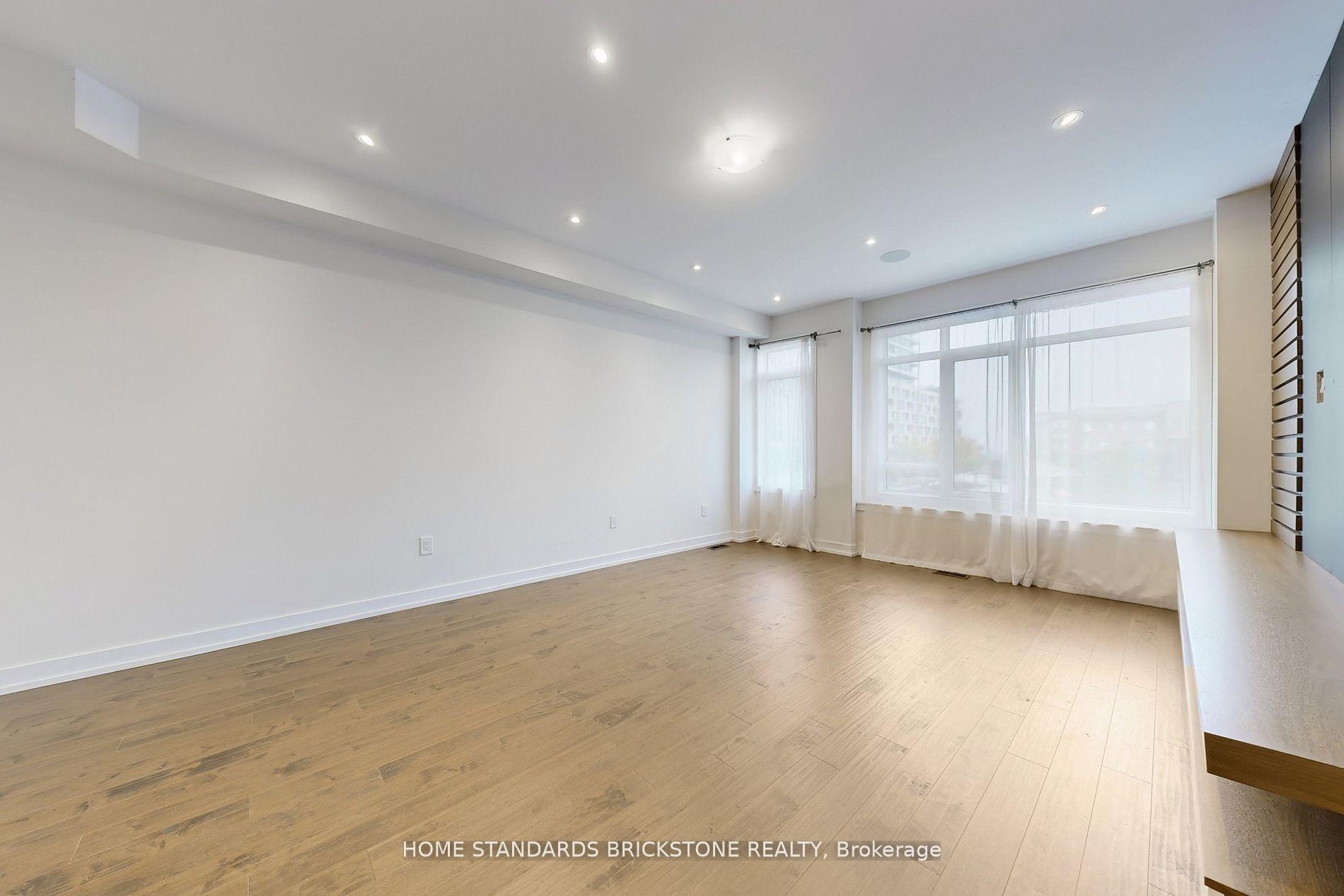 Photo 5 of 215 Salterton Circle, Vaughan, Rural Vaughan — HOMEH