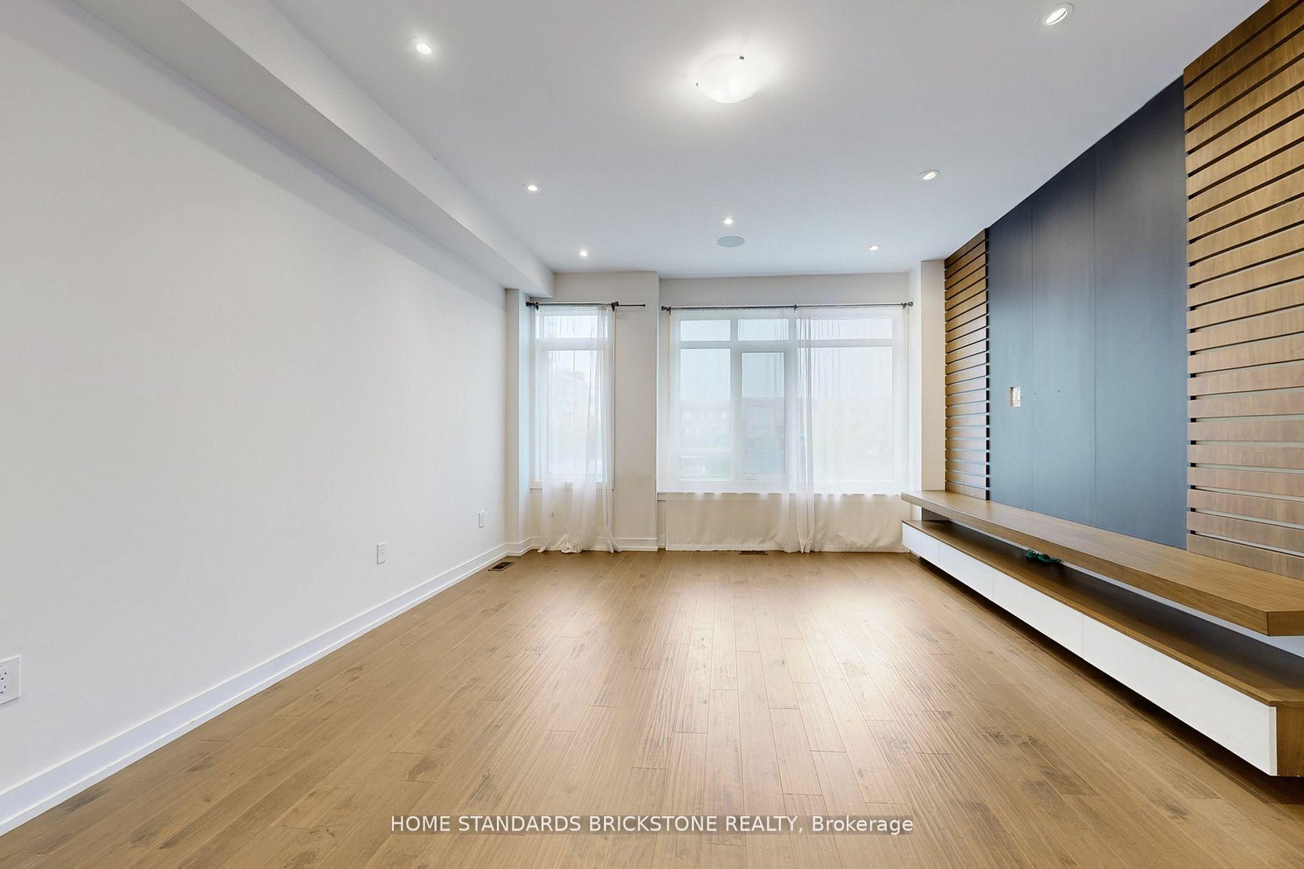 Photo 7 of 215 Salterton Circle, Vaughan, Rural Vaughan — HOMEH