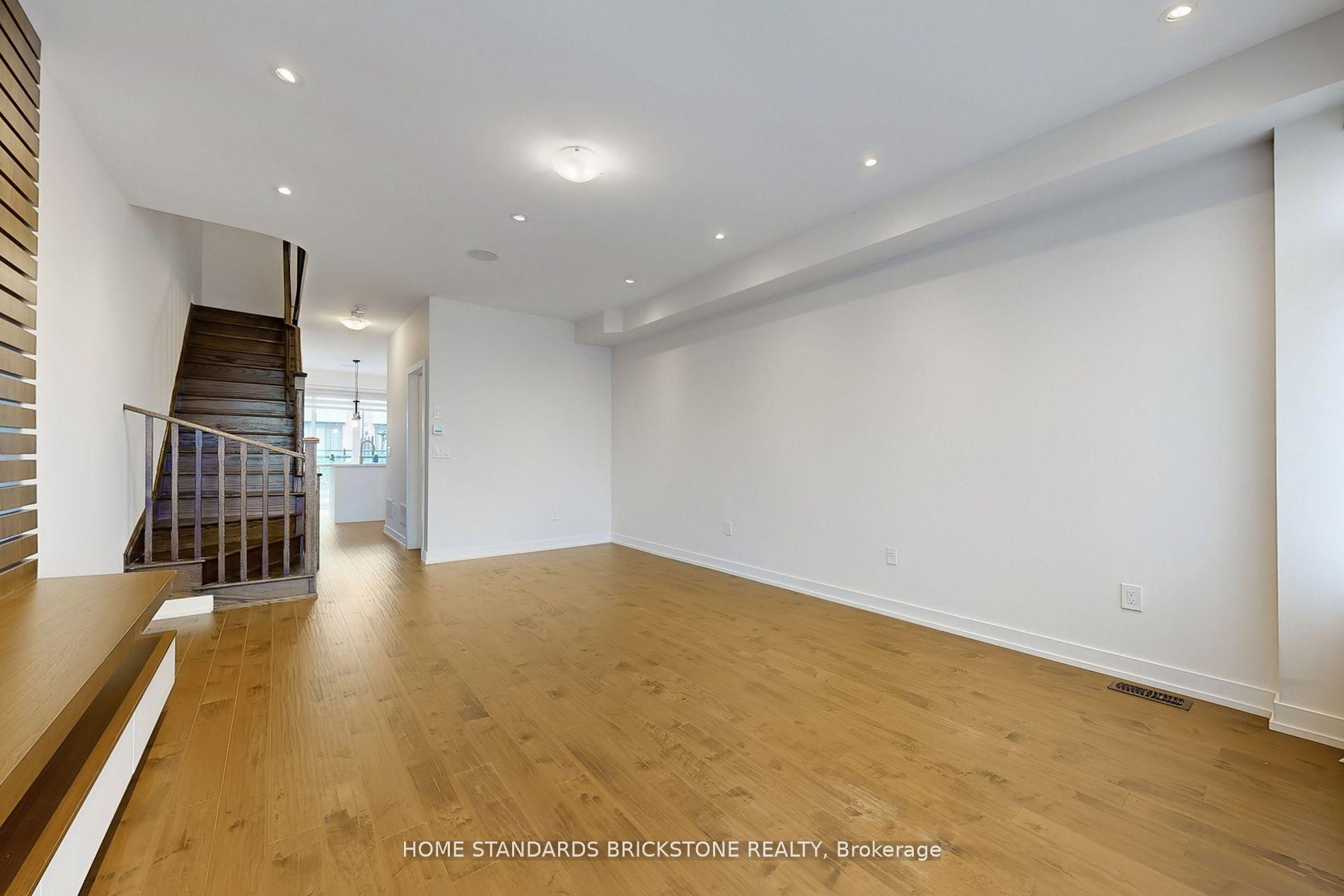 Photo 13 of 215 Salterton Circle, Vaughan, Rural Vaughan — HOMEH