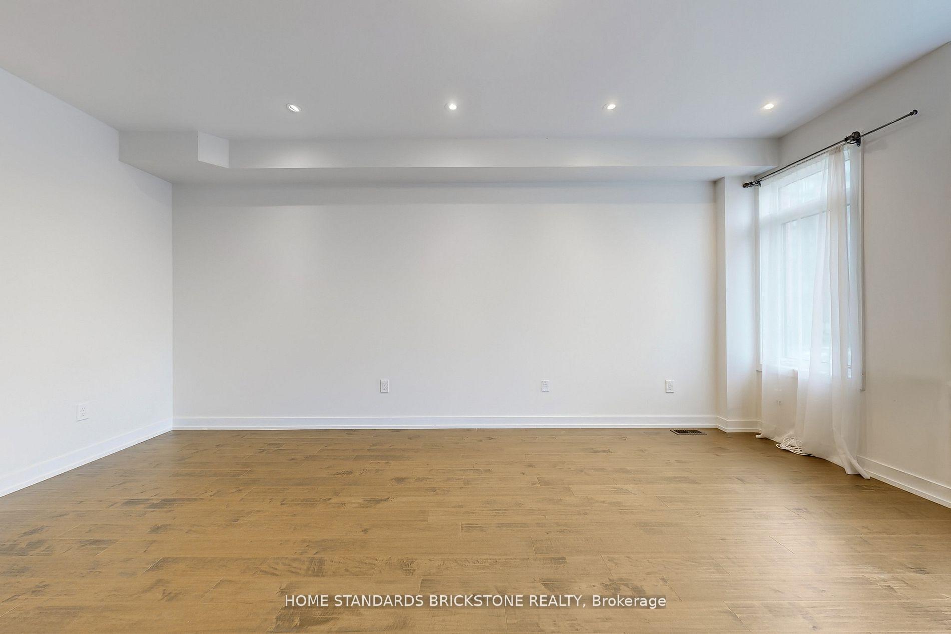 Photo 15 of 215 Salterton Circle, Vaughan, Rural Vaughan — HOMEH