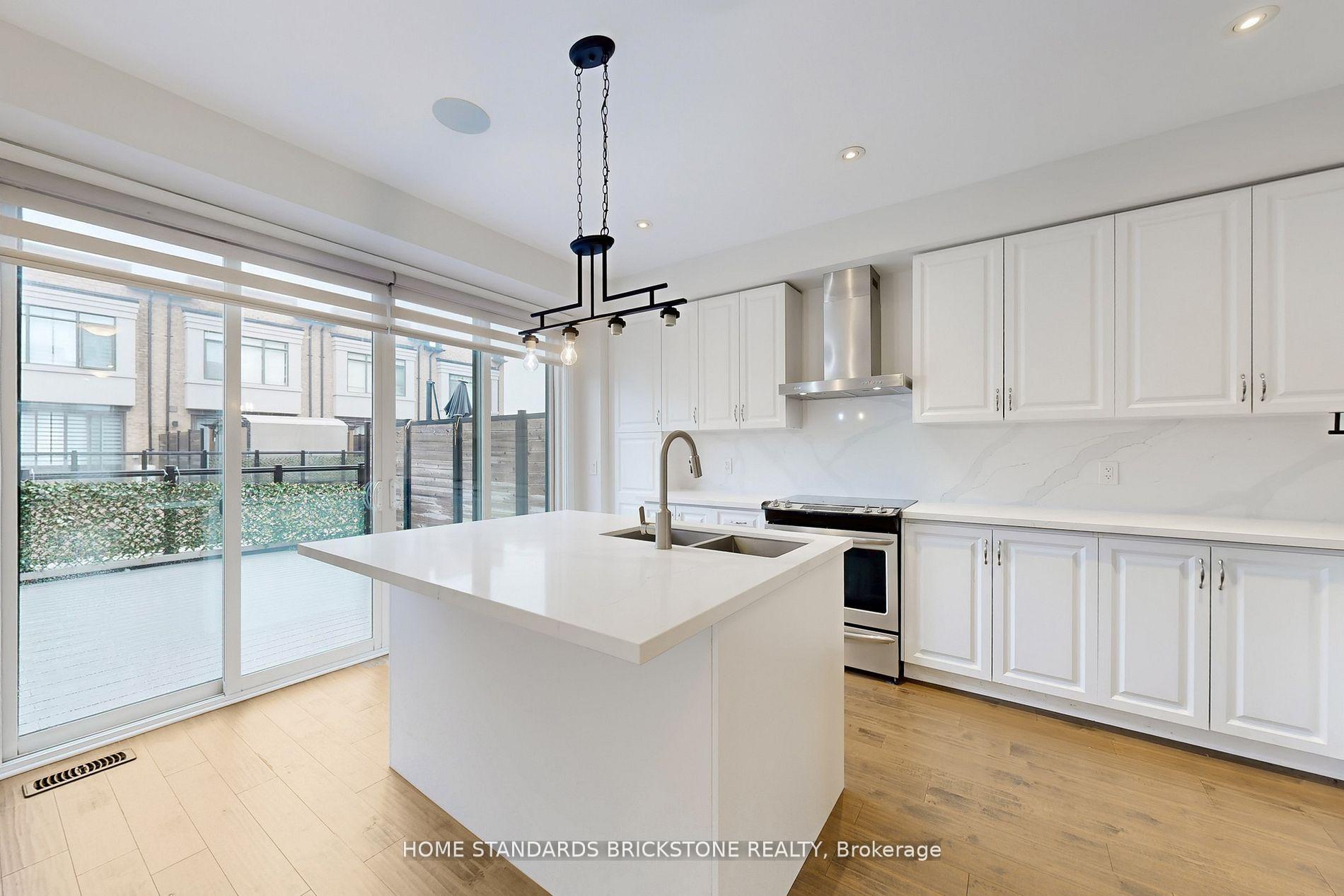 Photo 17 of 215 Salterton Circle, Vaughan, Rural Vaughan — HOMEH