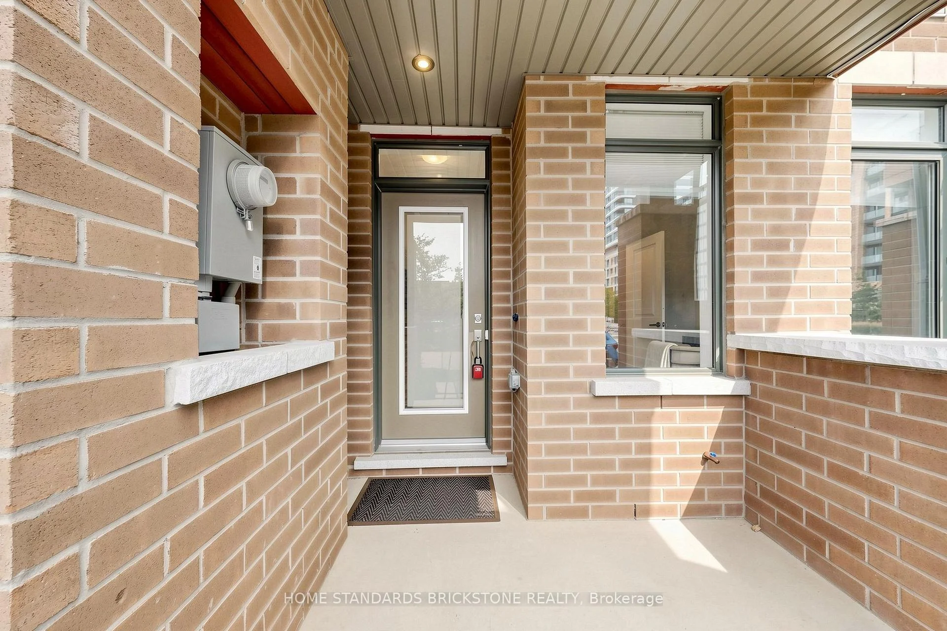 Photo 4 of 215 Salterton Circle, Vaughan, Rural Vaughan — HOMEH