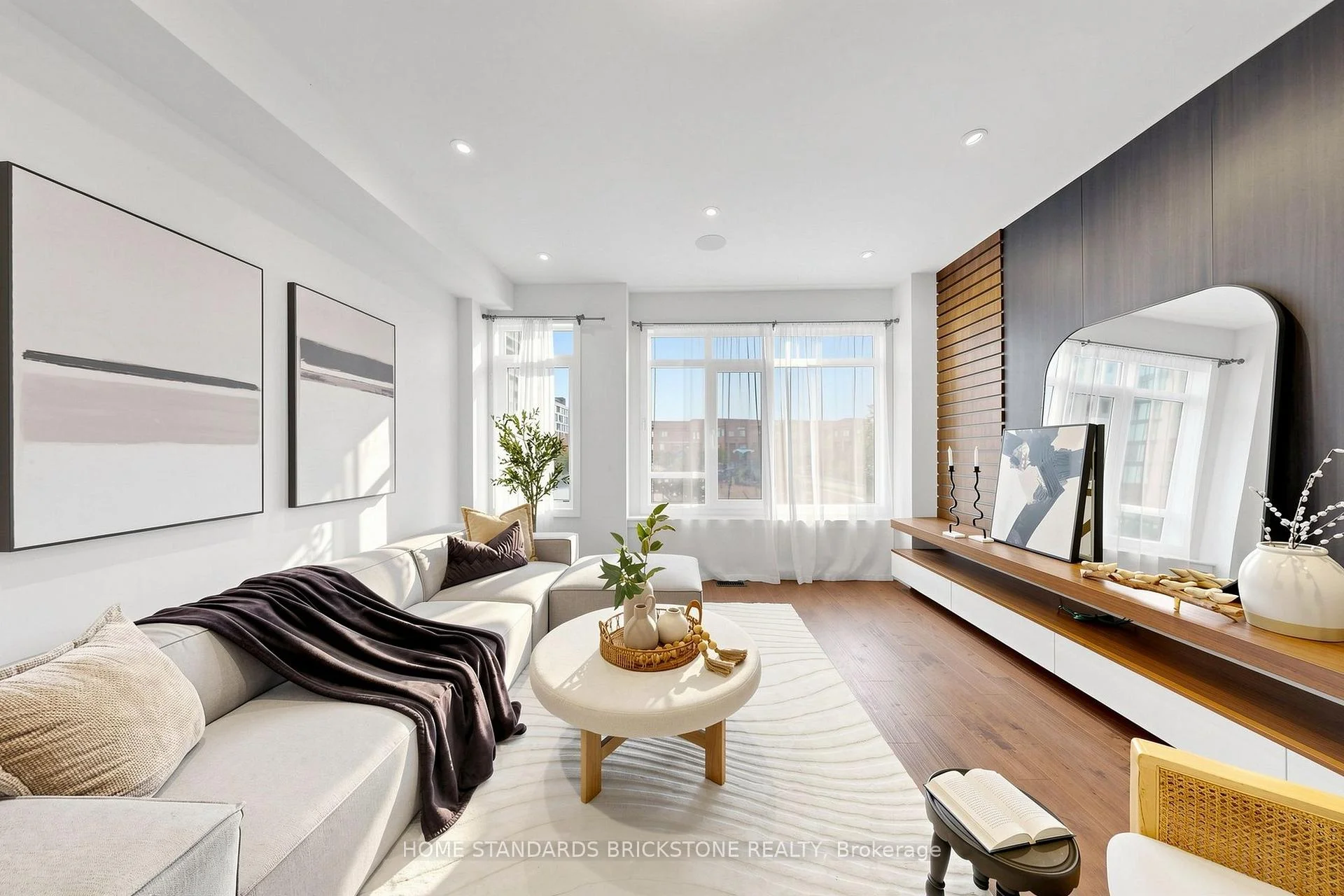 Photo 8 of 215 Salterton Circle, Vaughan, Rural Vaughan — HOMEH