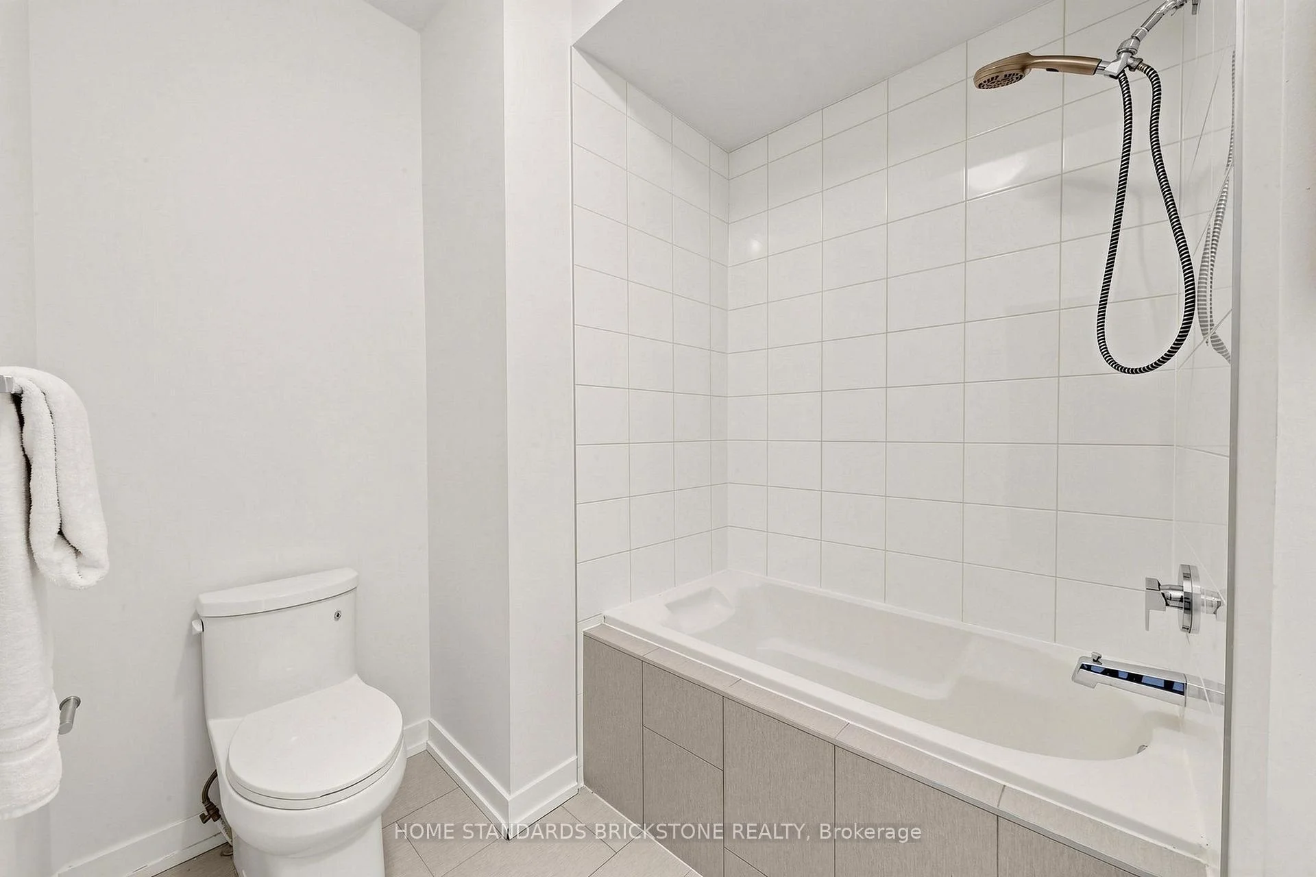 Photo 92 of 215 Salterton Circle, Vaughan, Rural Vaughan — HOMEH