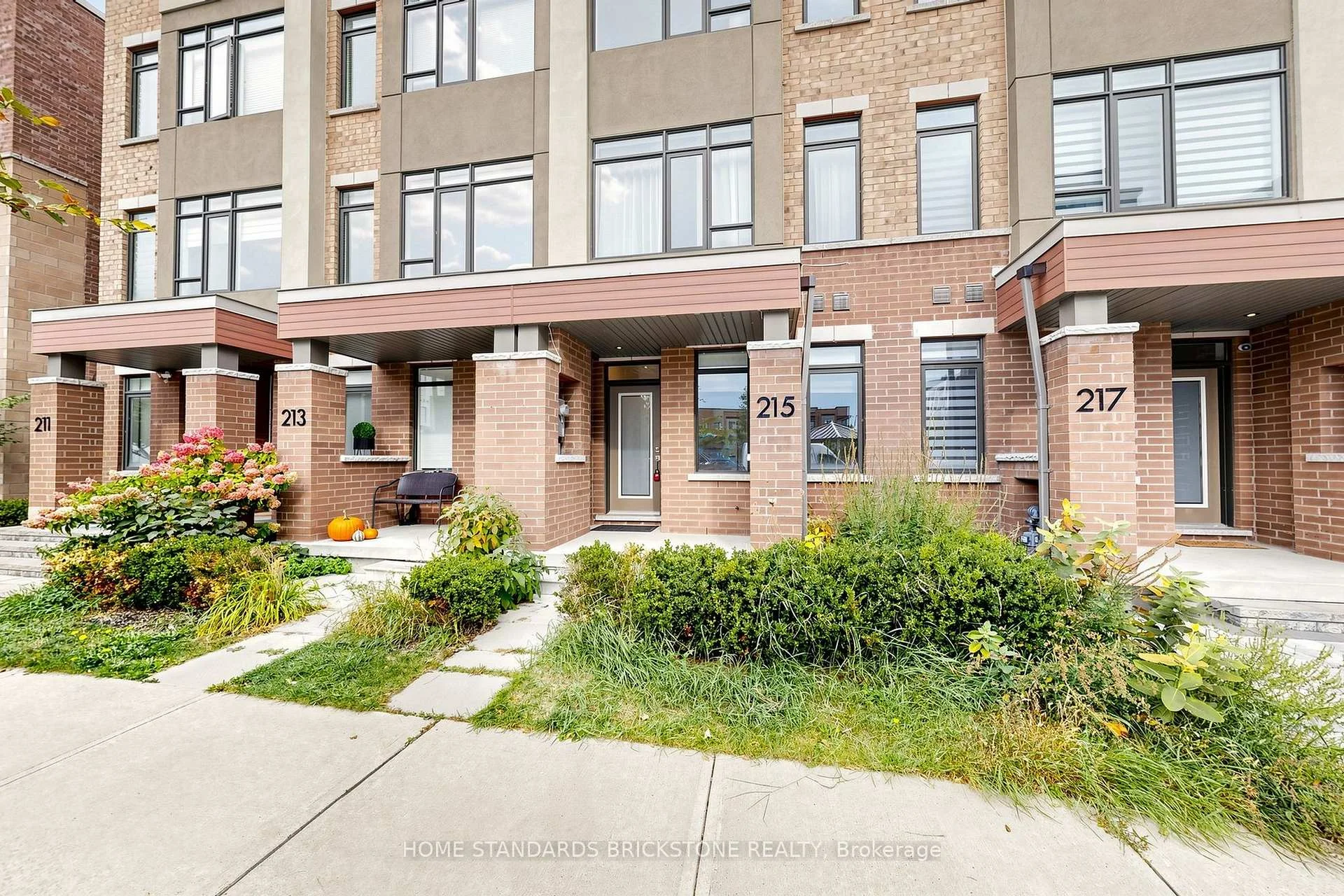 Photo 99 of 215 Salterton Circle, Vaughan, Rural Vaughan — HOMEH