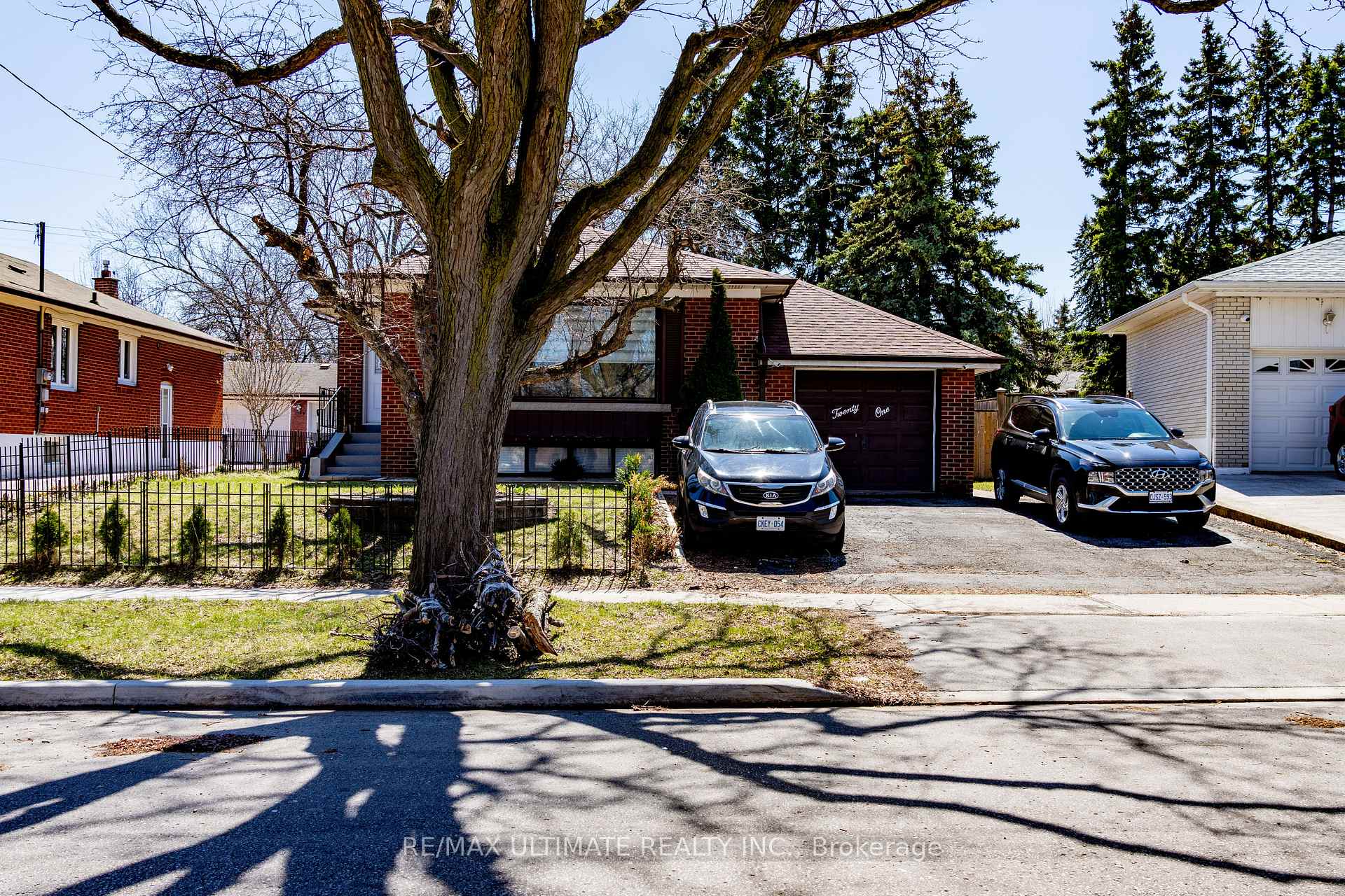 Photo 1 of 21 Benway Drive, Etobicoke, Rexdale-Kipling — HOMEH