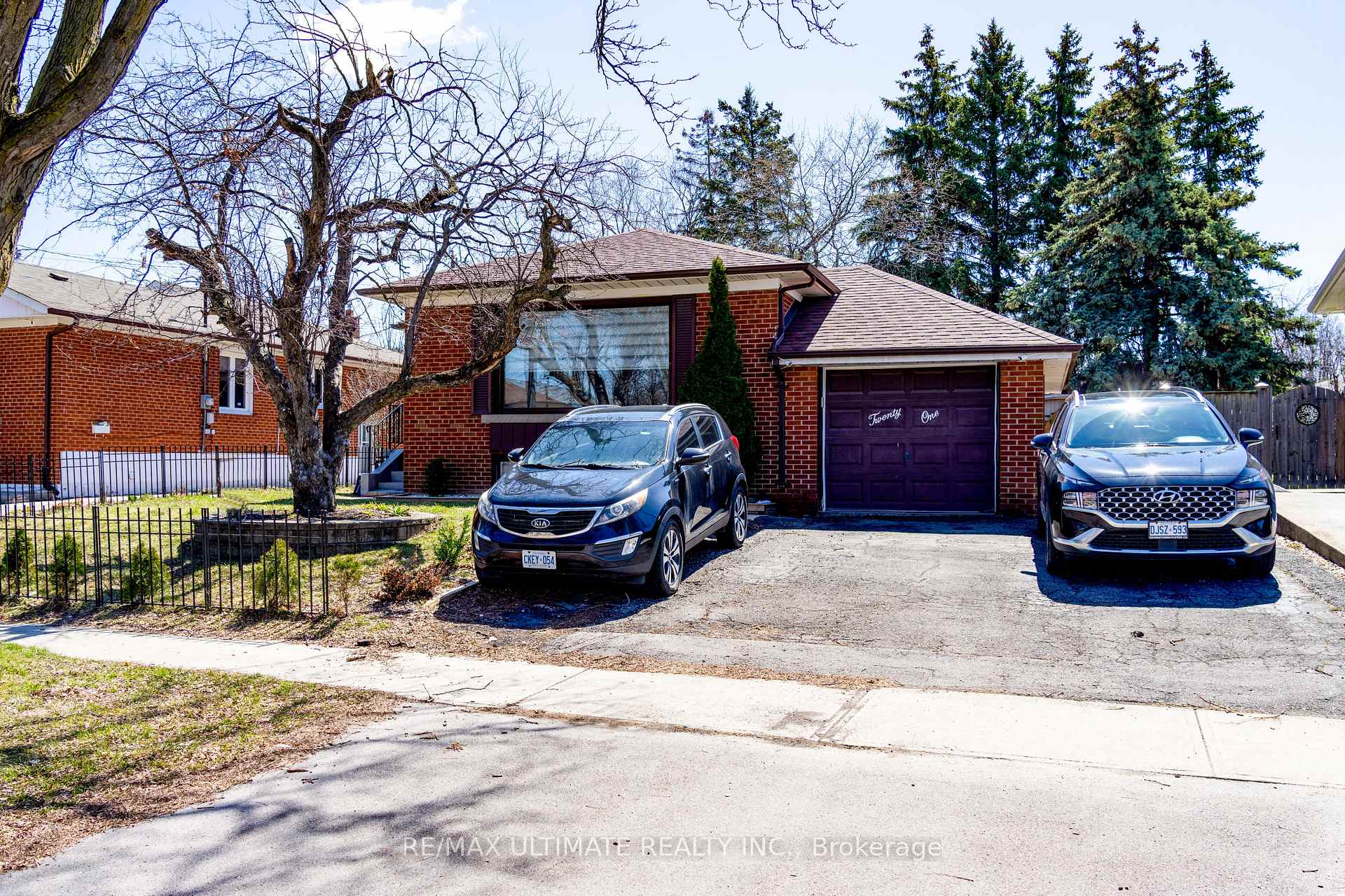 Photo 2 of 21 Benway Drive, Etobicoke, Rexdale-Kipling — HOMEH