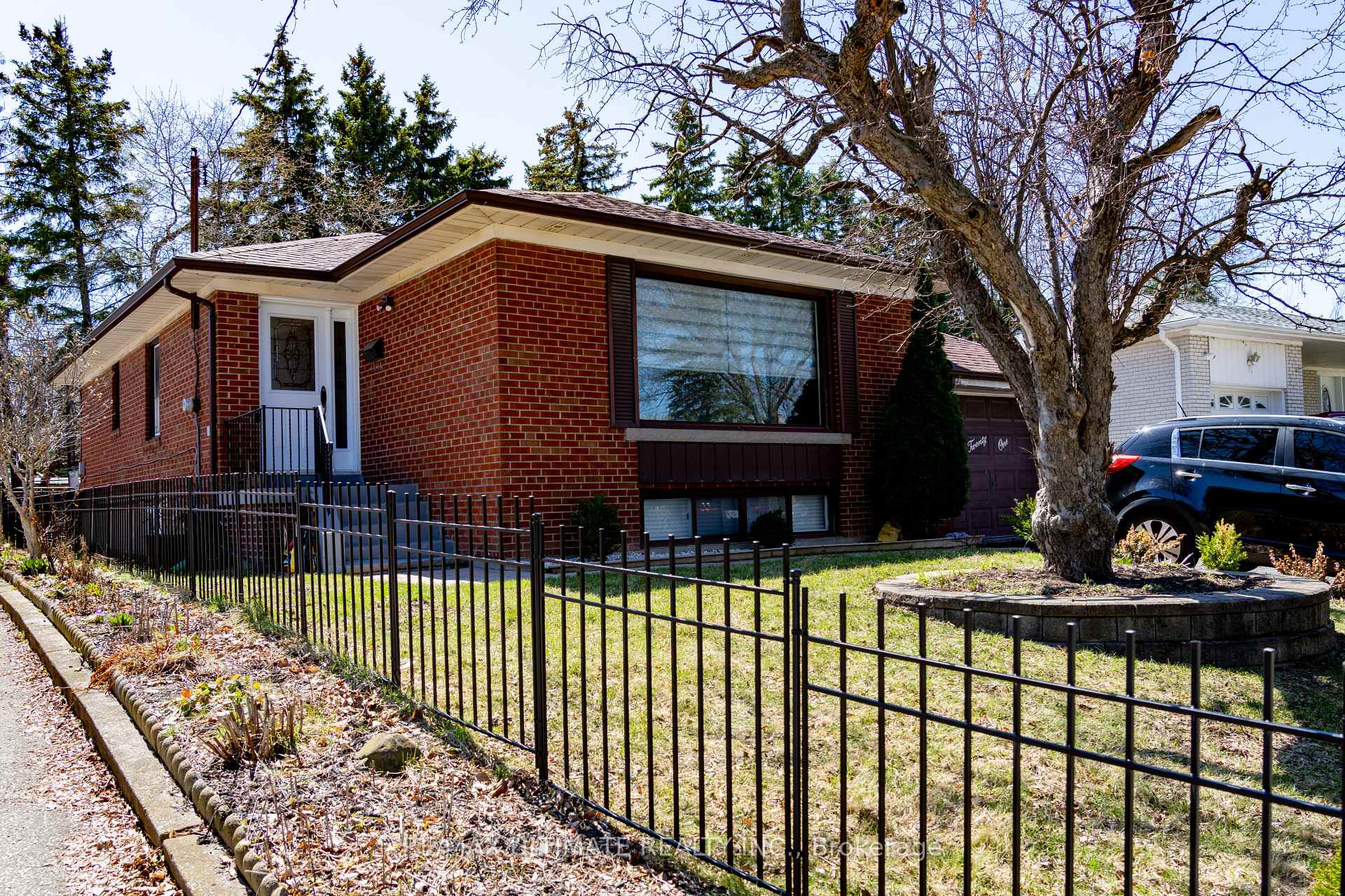 Photo 3 of 21 Benway Drive, Etobicoke, Rexdale-Kipling — HOMEH