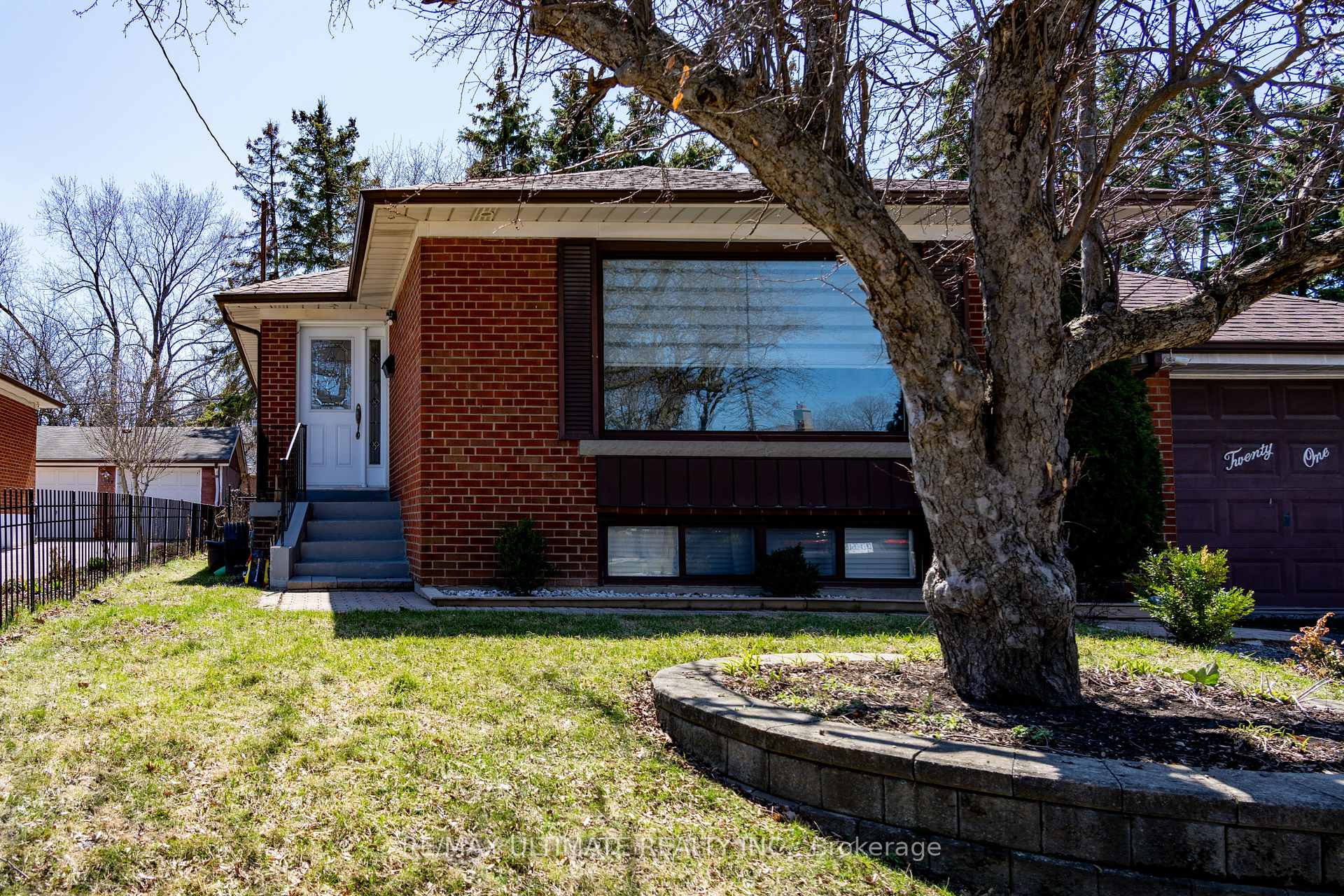 Photo 4 of 21 Benway Drive, Etobicoke, Rexdale-Kipling — HOMEH
