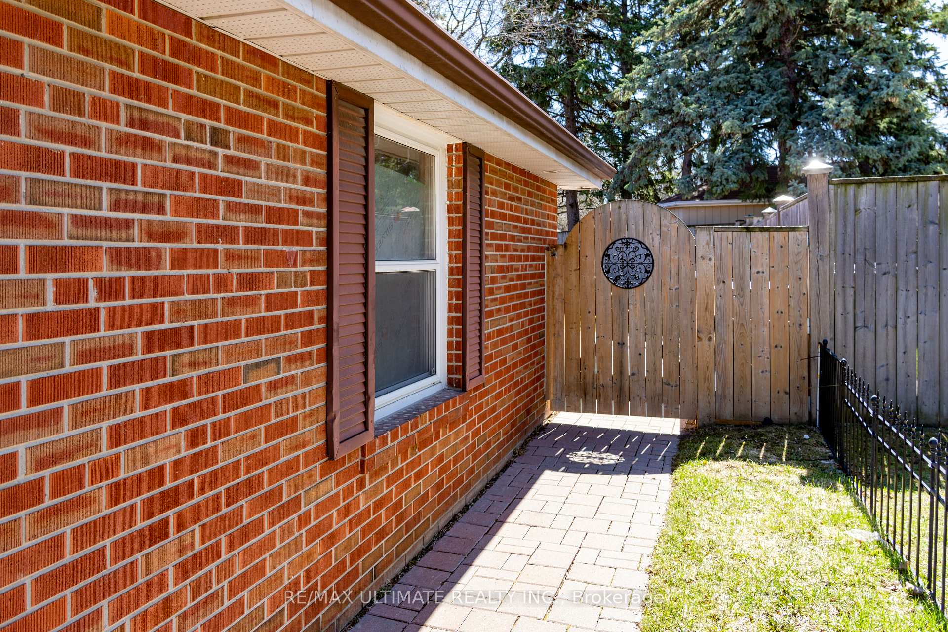 Photo 5 of 21 Benway Drive, Etobicoke, Rexdale-Kipling — HOMEH