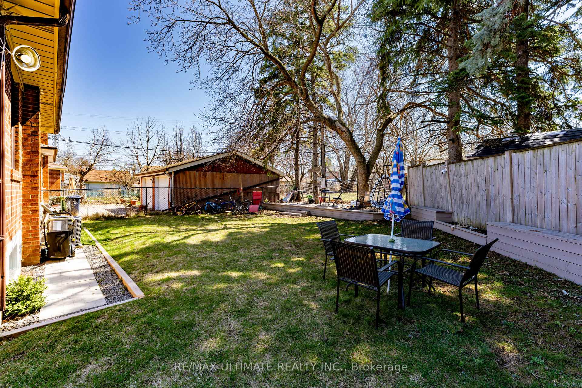 Photo 9 of 21 Benway Drive, Etobicoke, Rexdale-Kipling — HOMEH